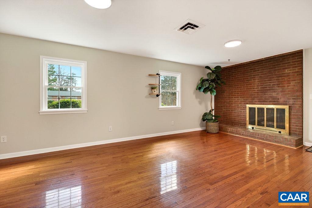 205 STONEWALL DR