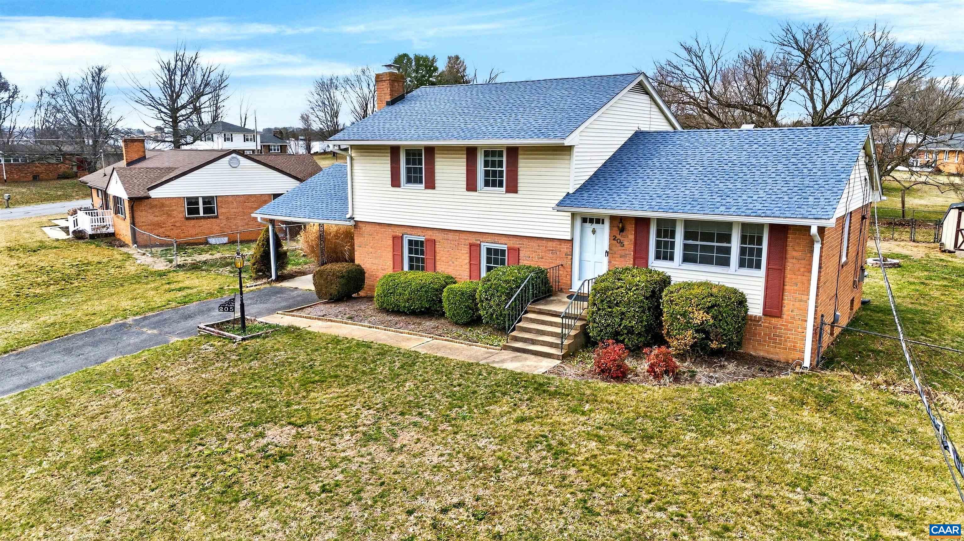 205 STONEWALL DR