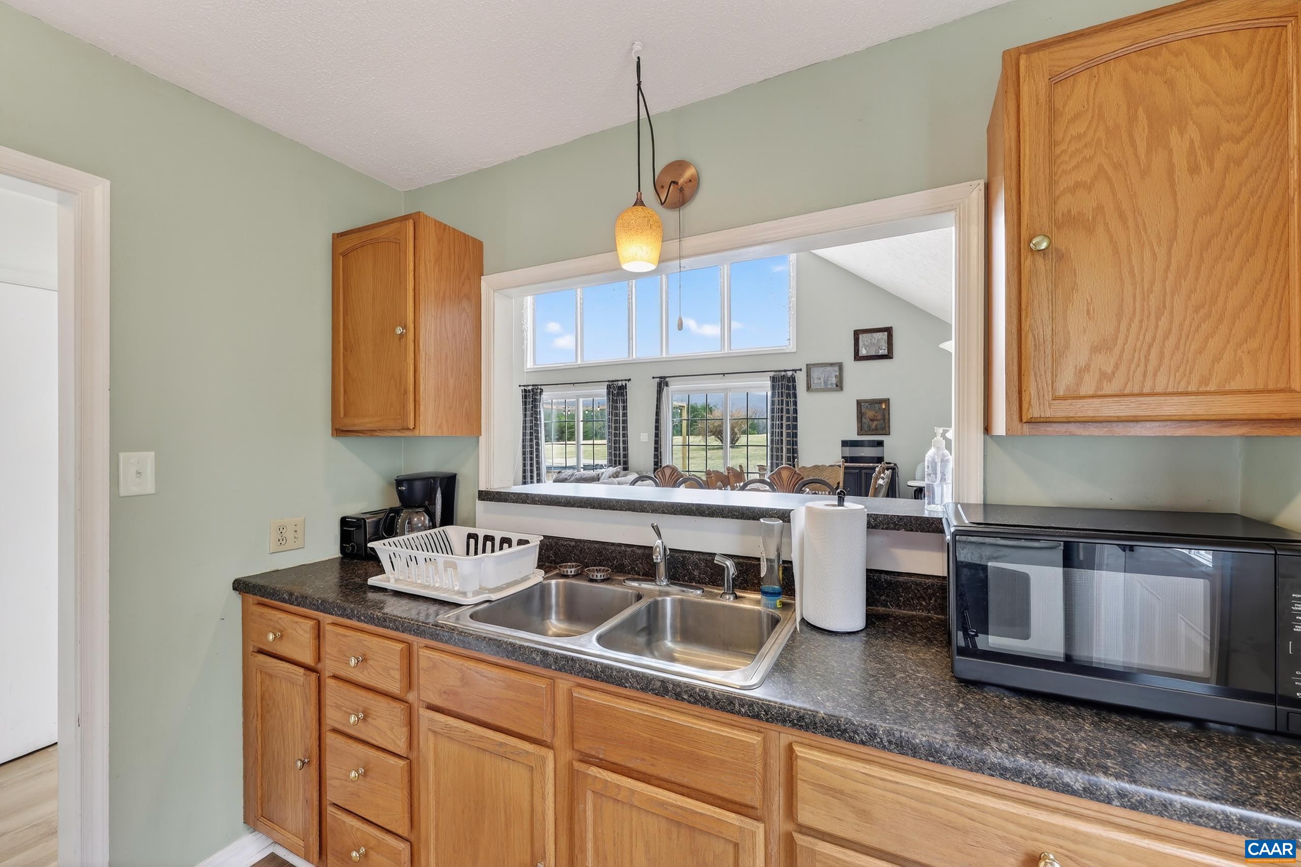 443 MEADOW VIEW LN