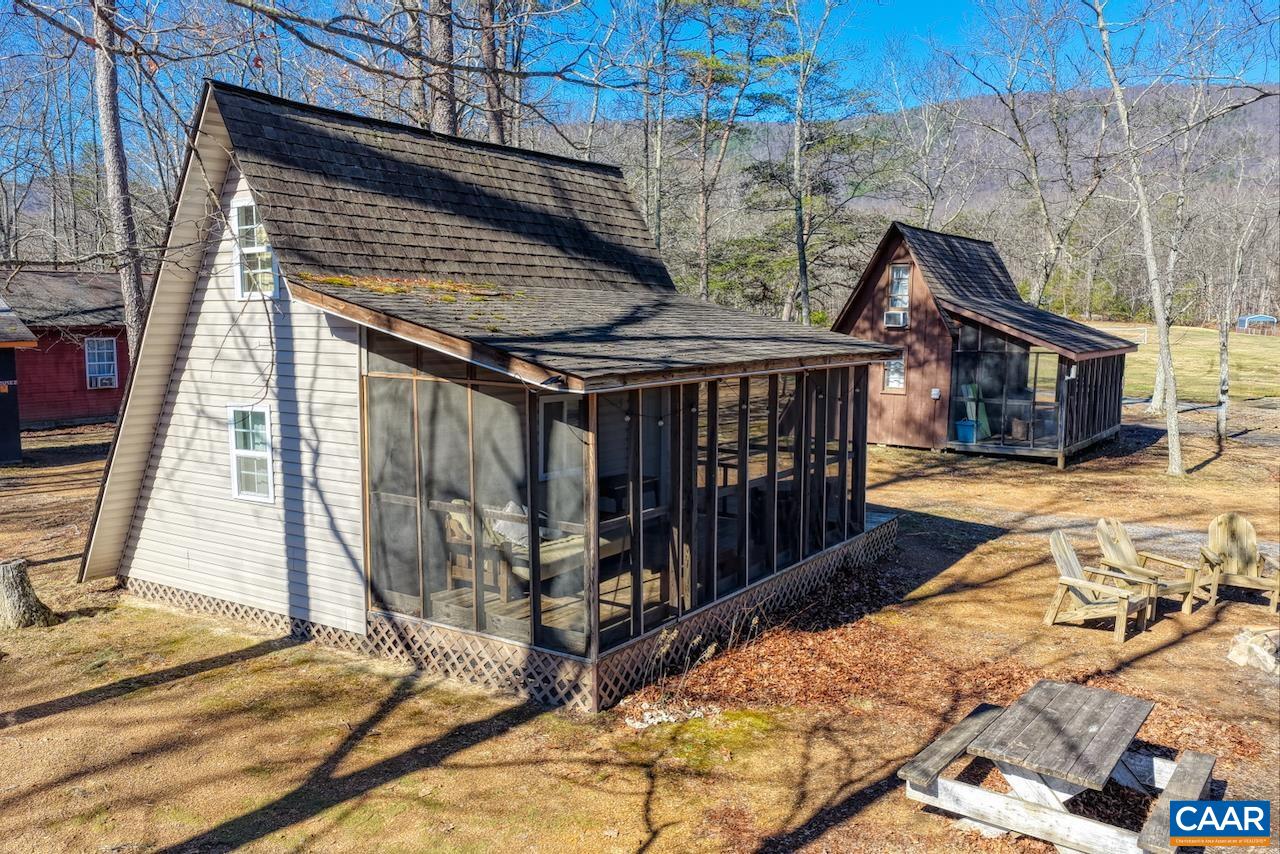 443 MEADOW VIEW LN