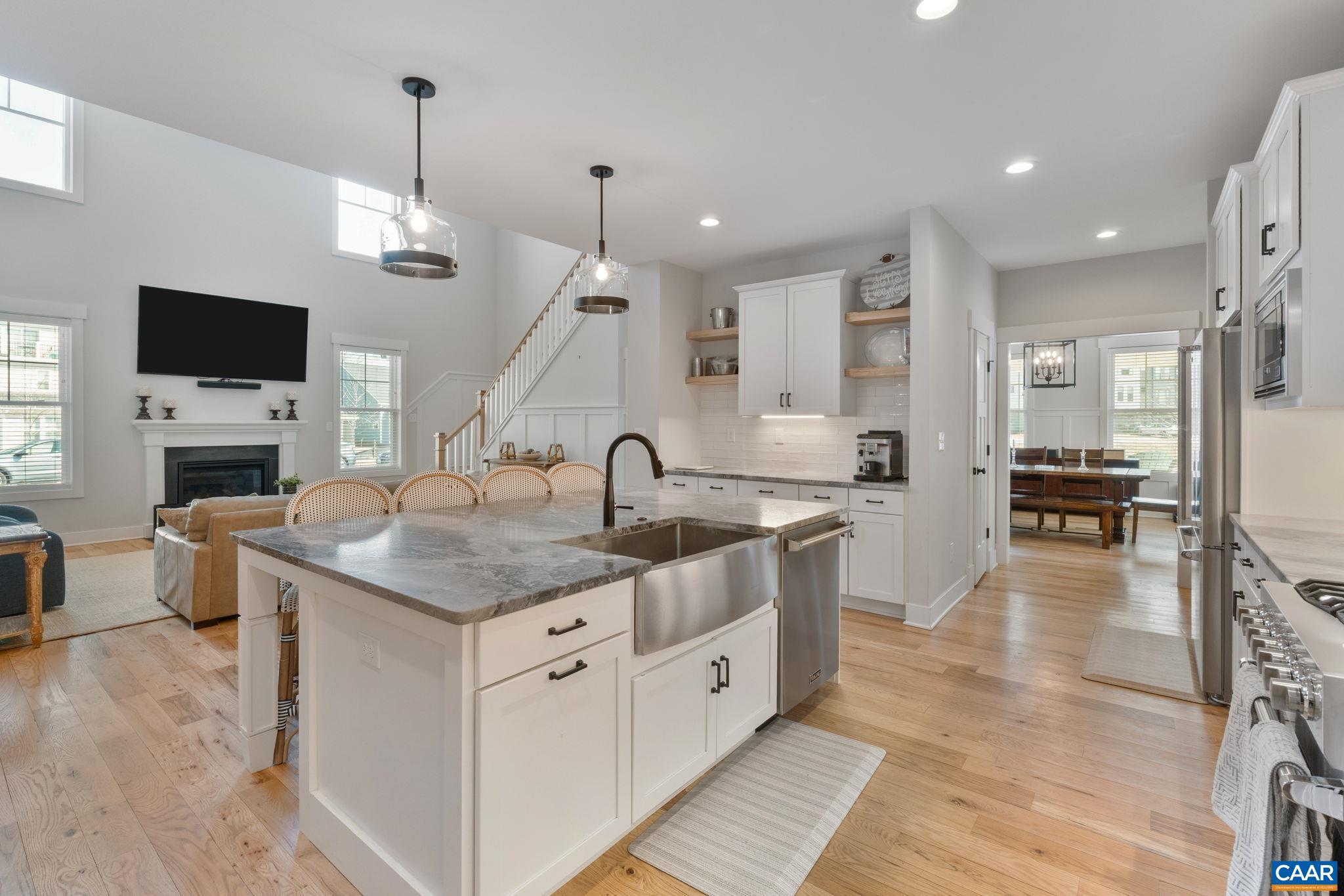 2206 FOWLER CIR