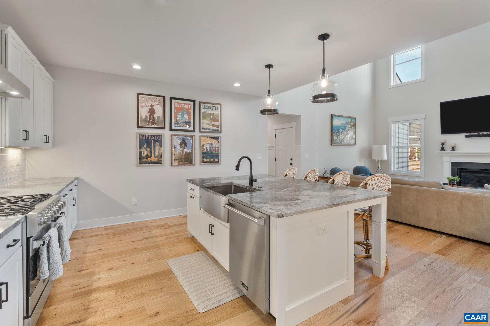 2206 FOWLER CIR