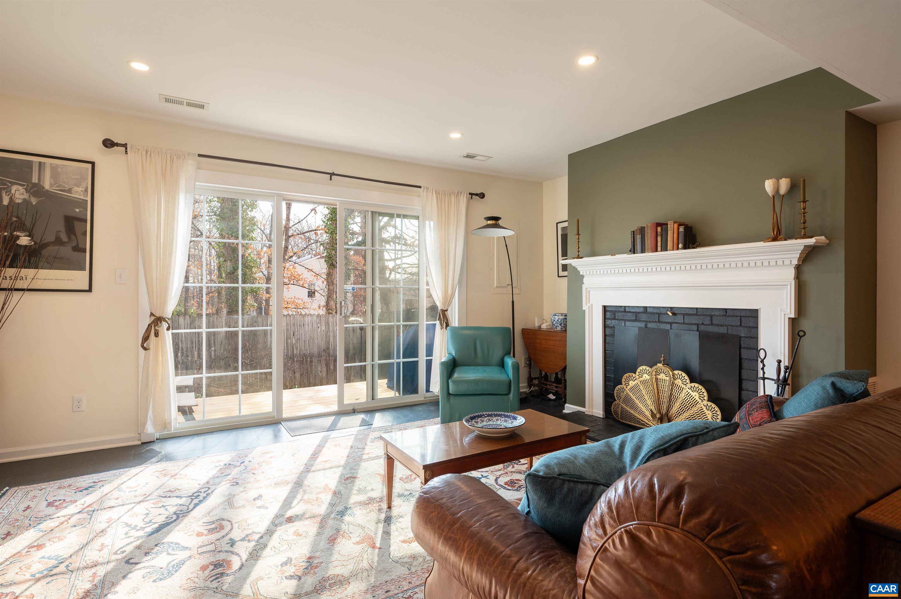 1614 GARDEN CT