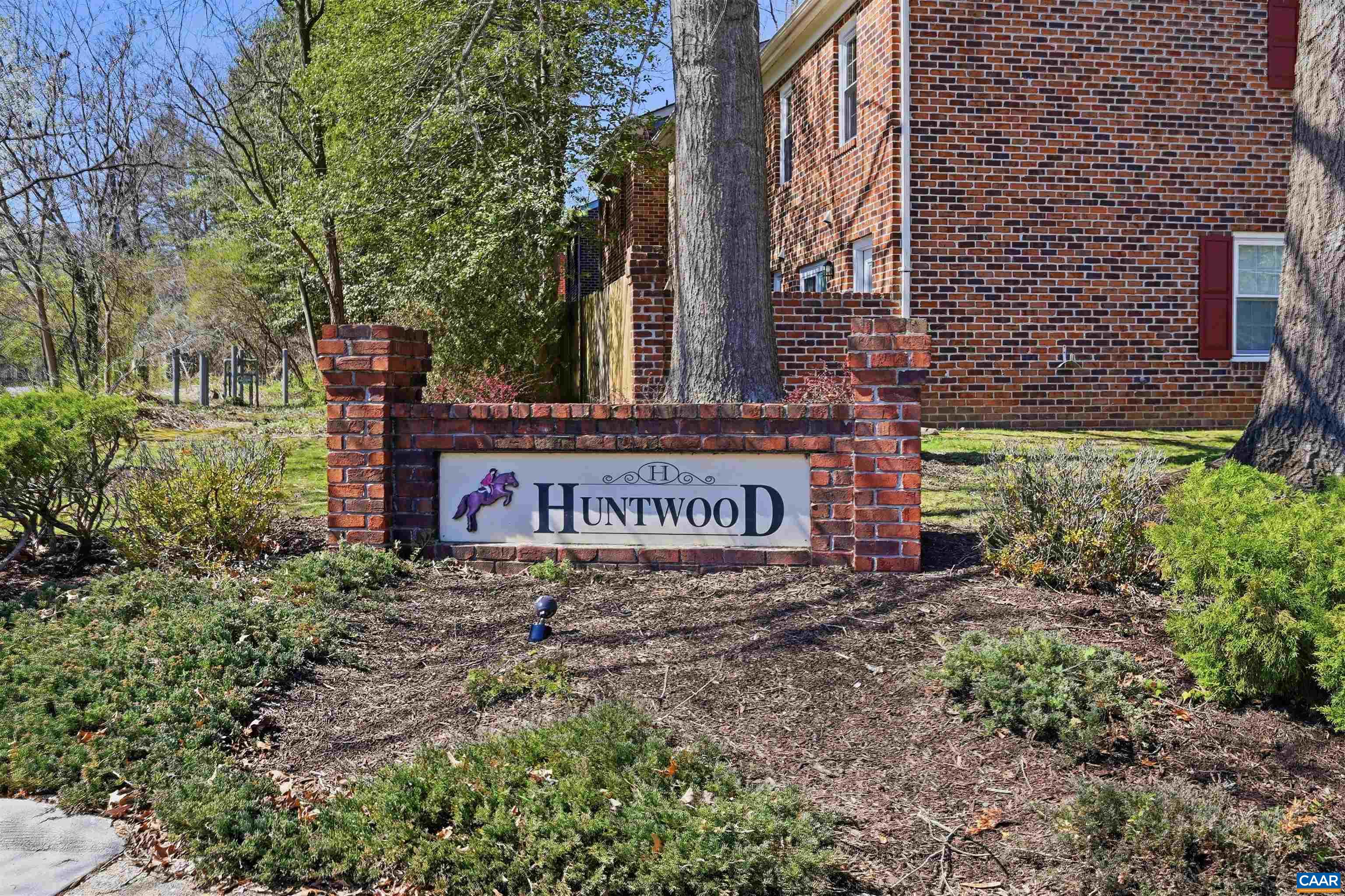 943 HUNTWOOD LN