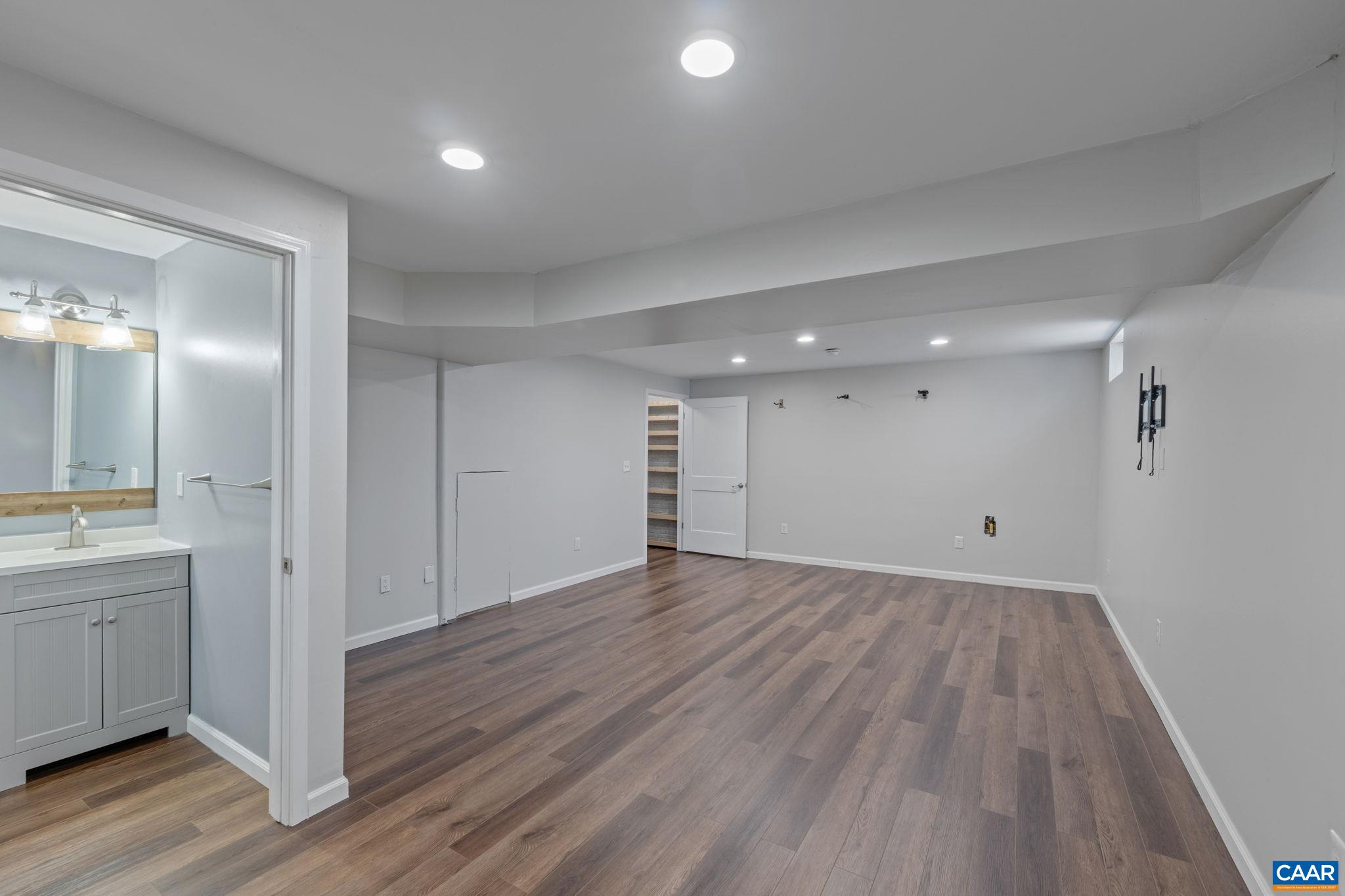 442 W ROSEWOOD DR