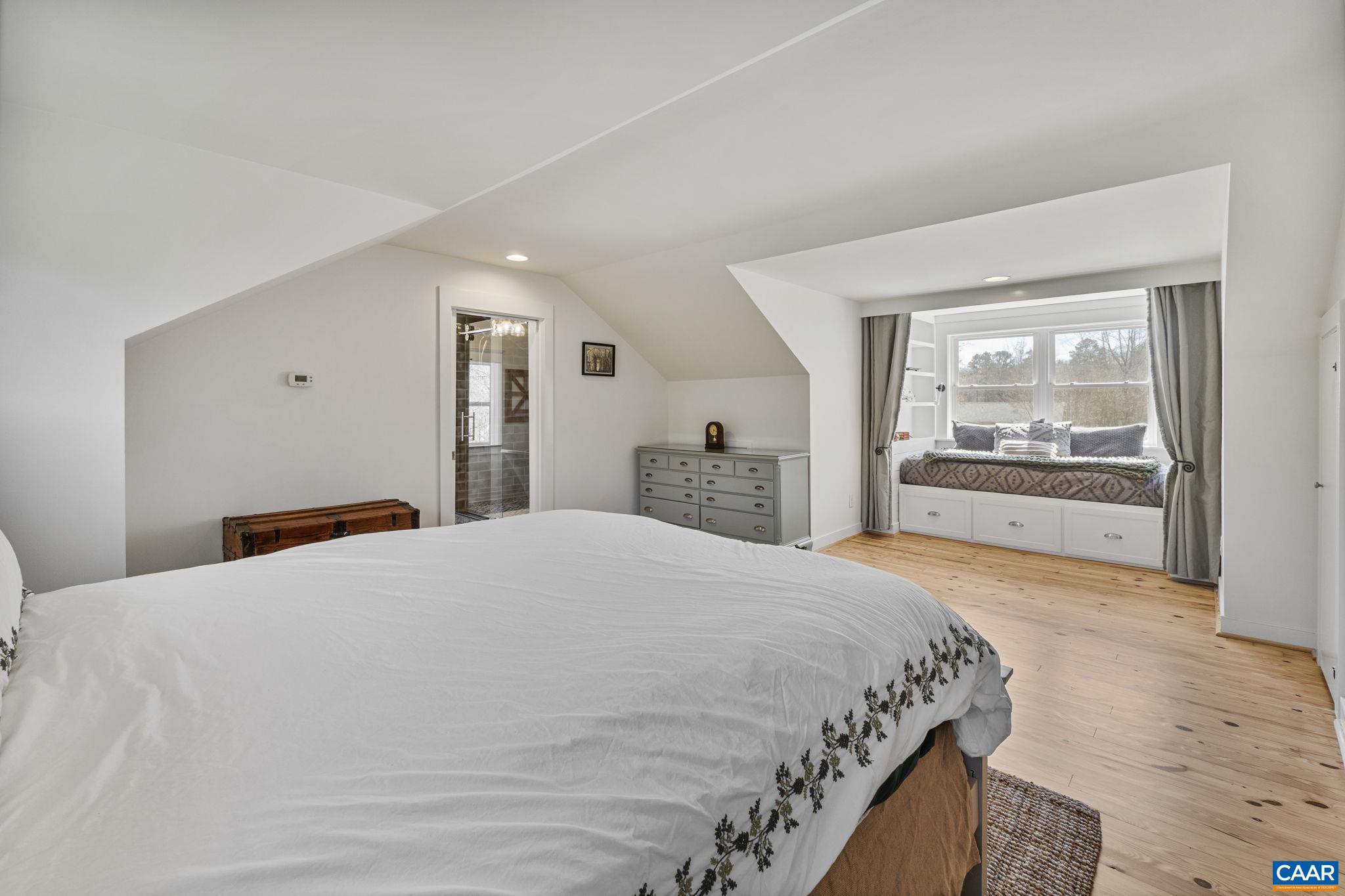 4941/4939 RICHMOND RD