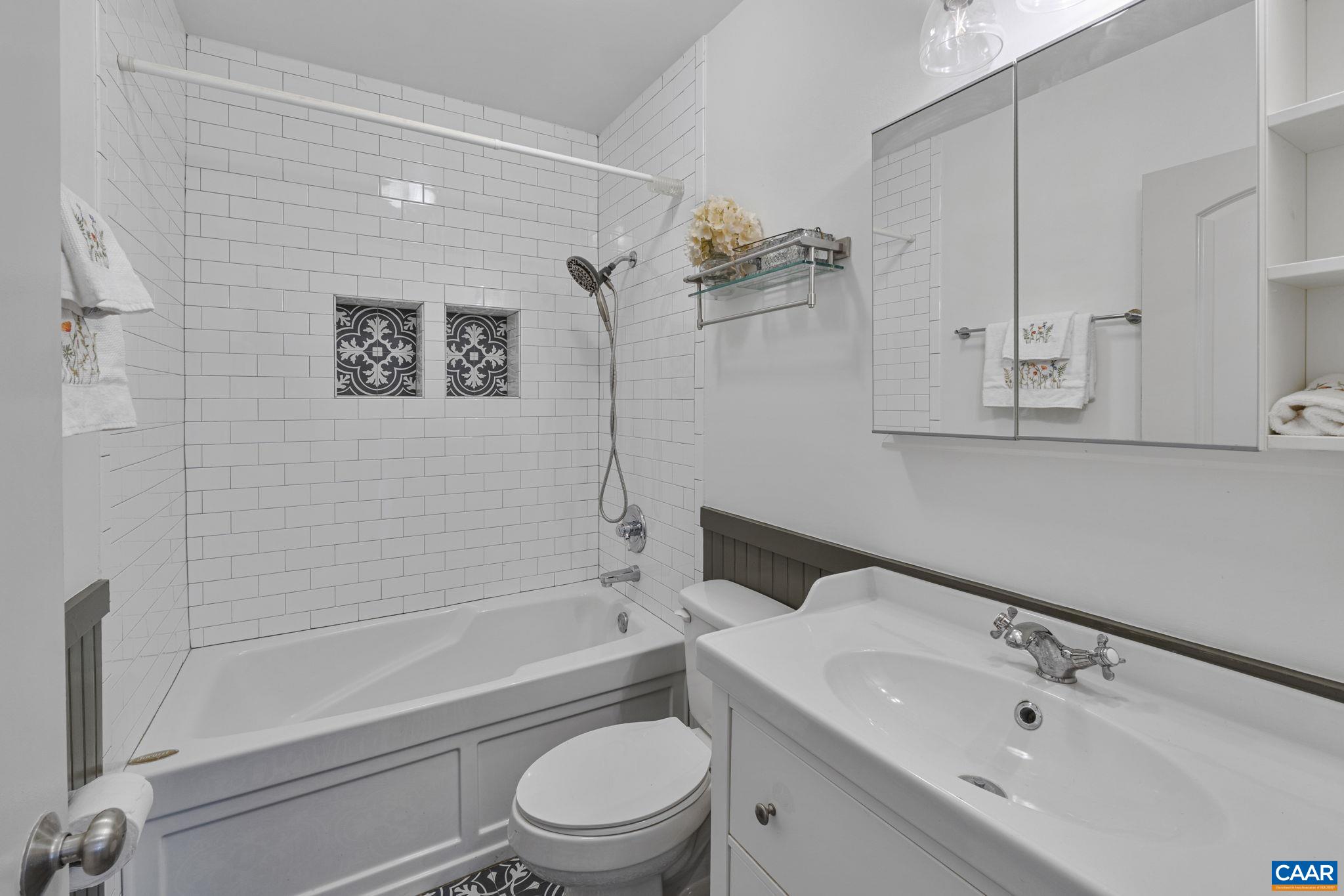 4941/4939 RICHMOND RD