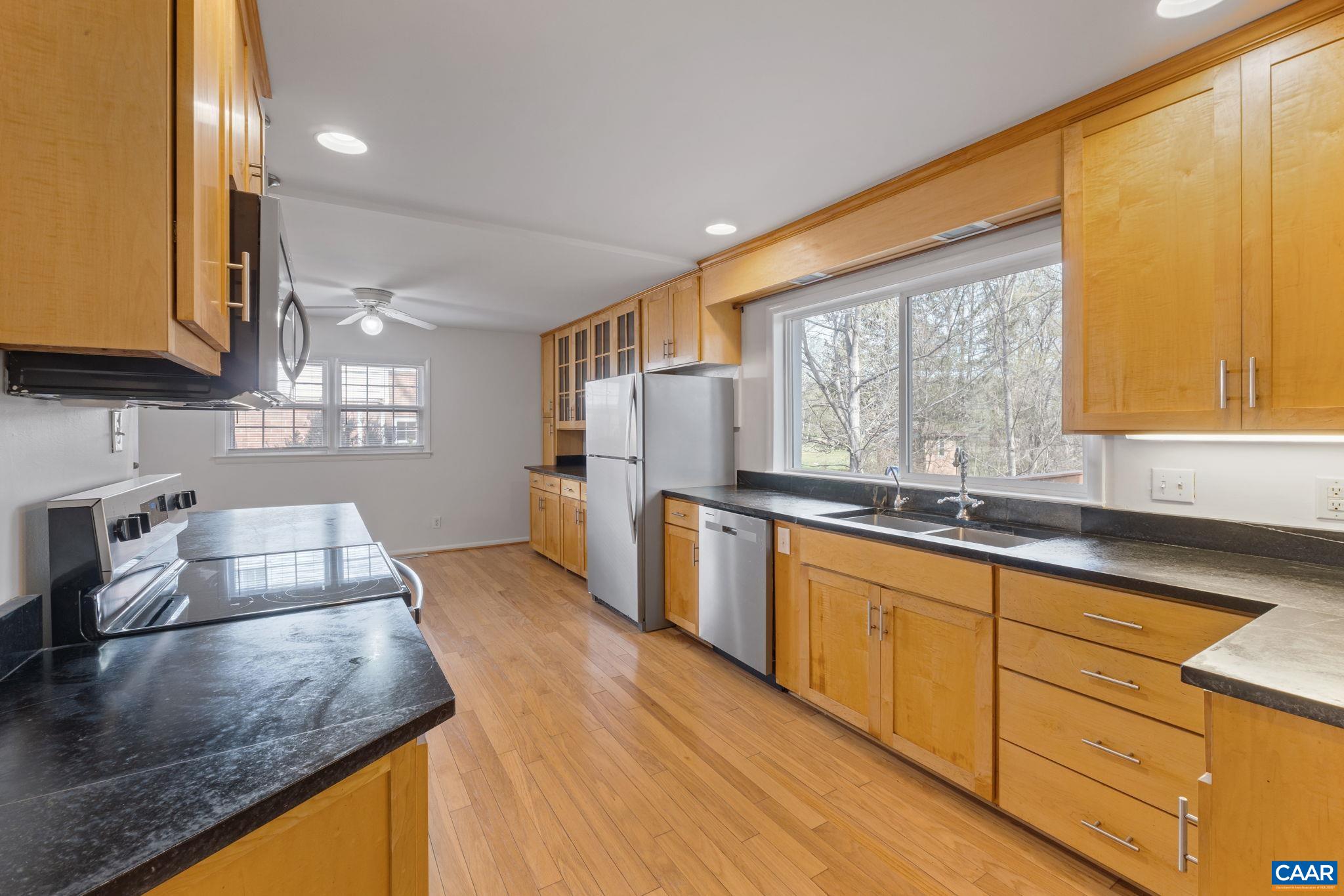 617 DAVIS AVE