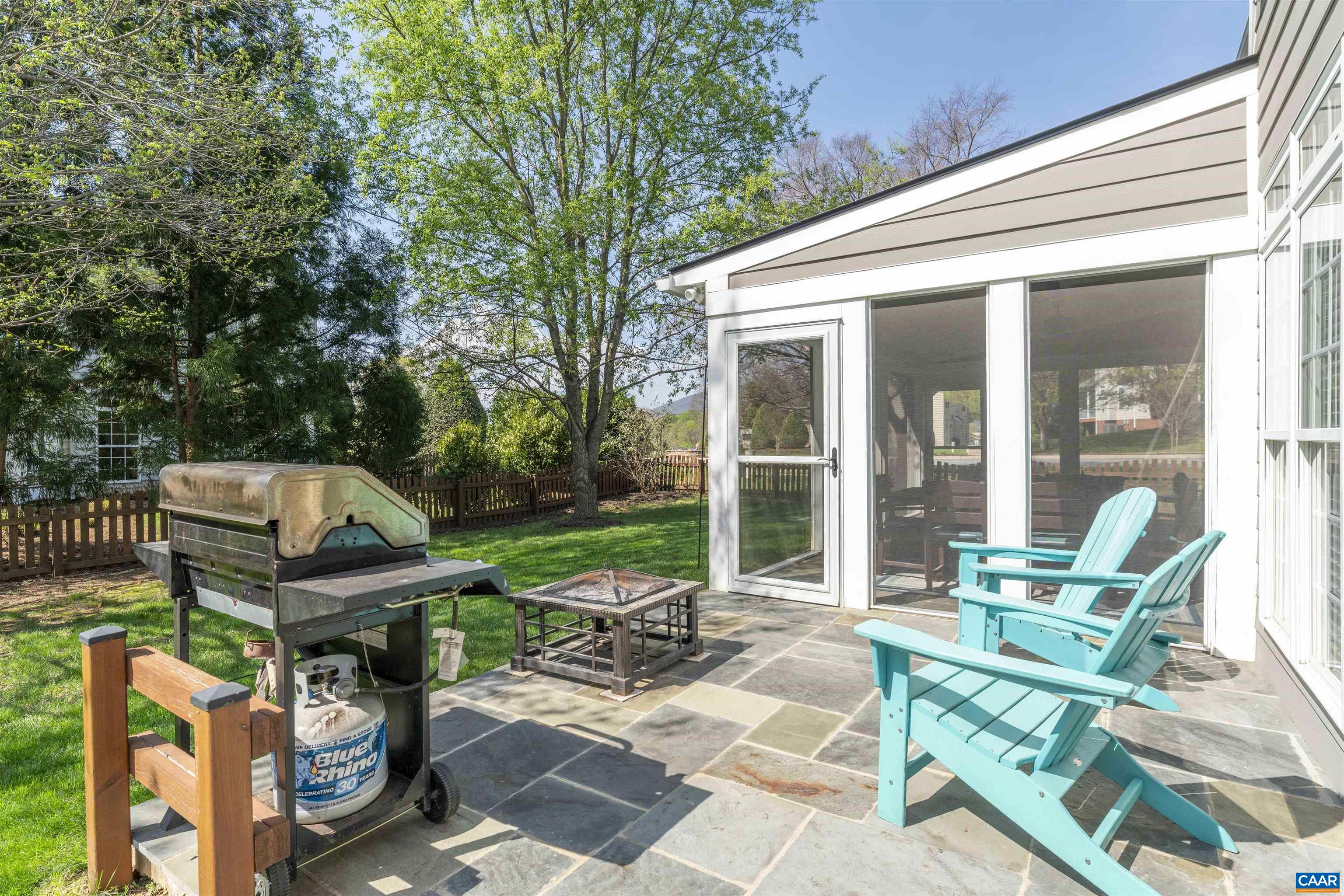 212 GRAYROCK DR