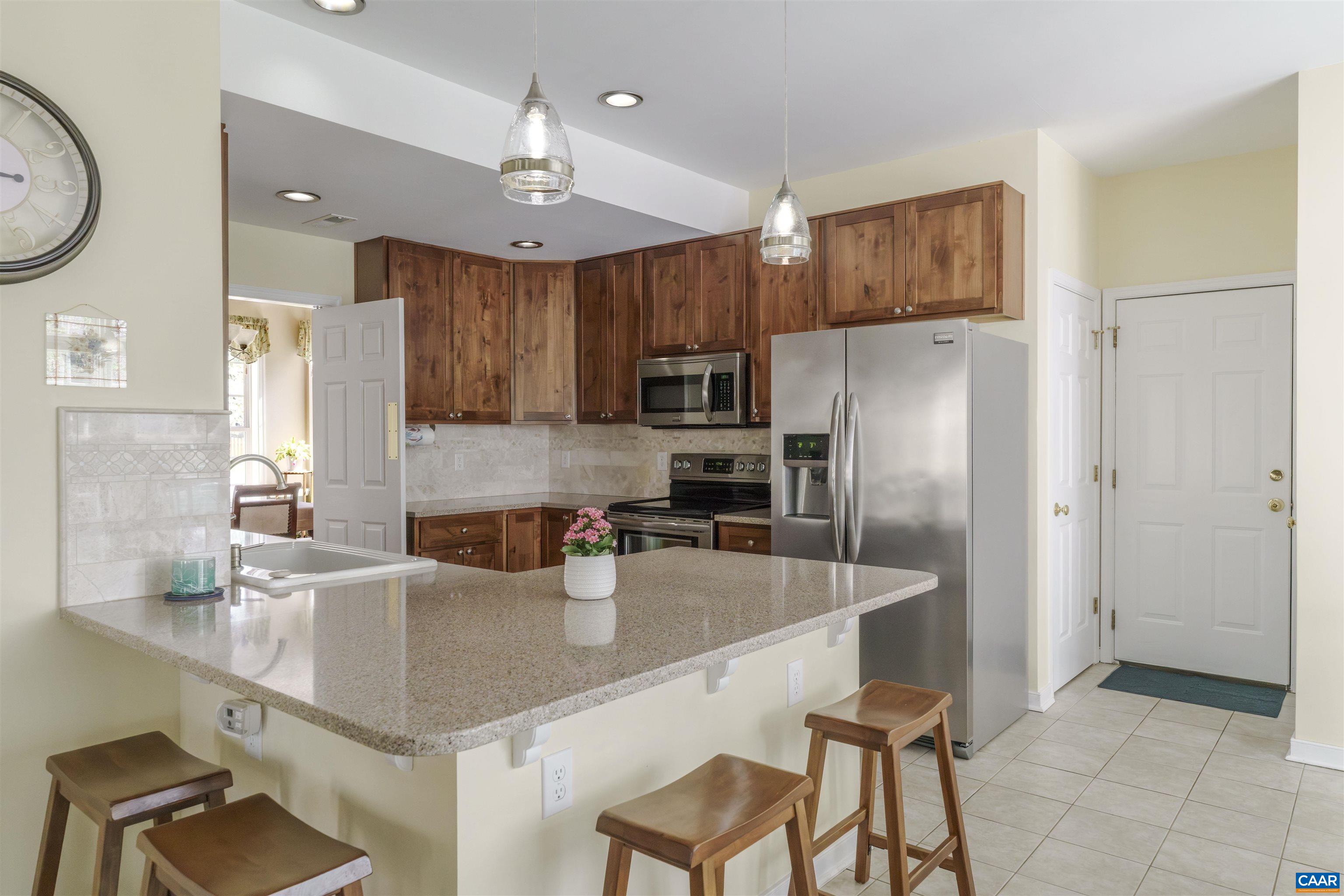 212 GRAYROCK DR