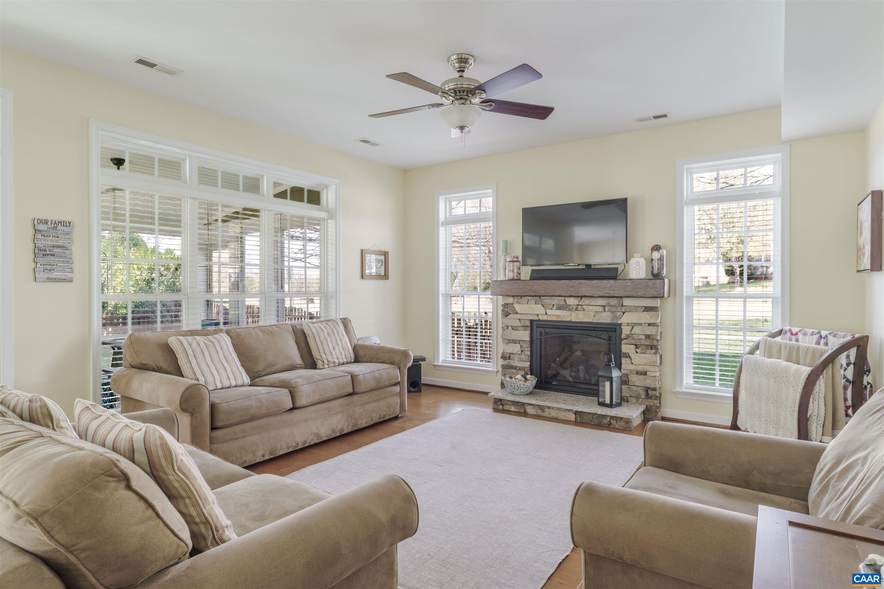 212 GRAYROCK DR