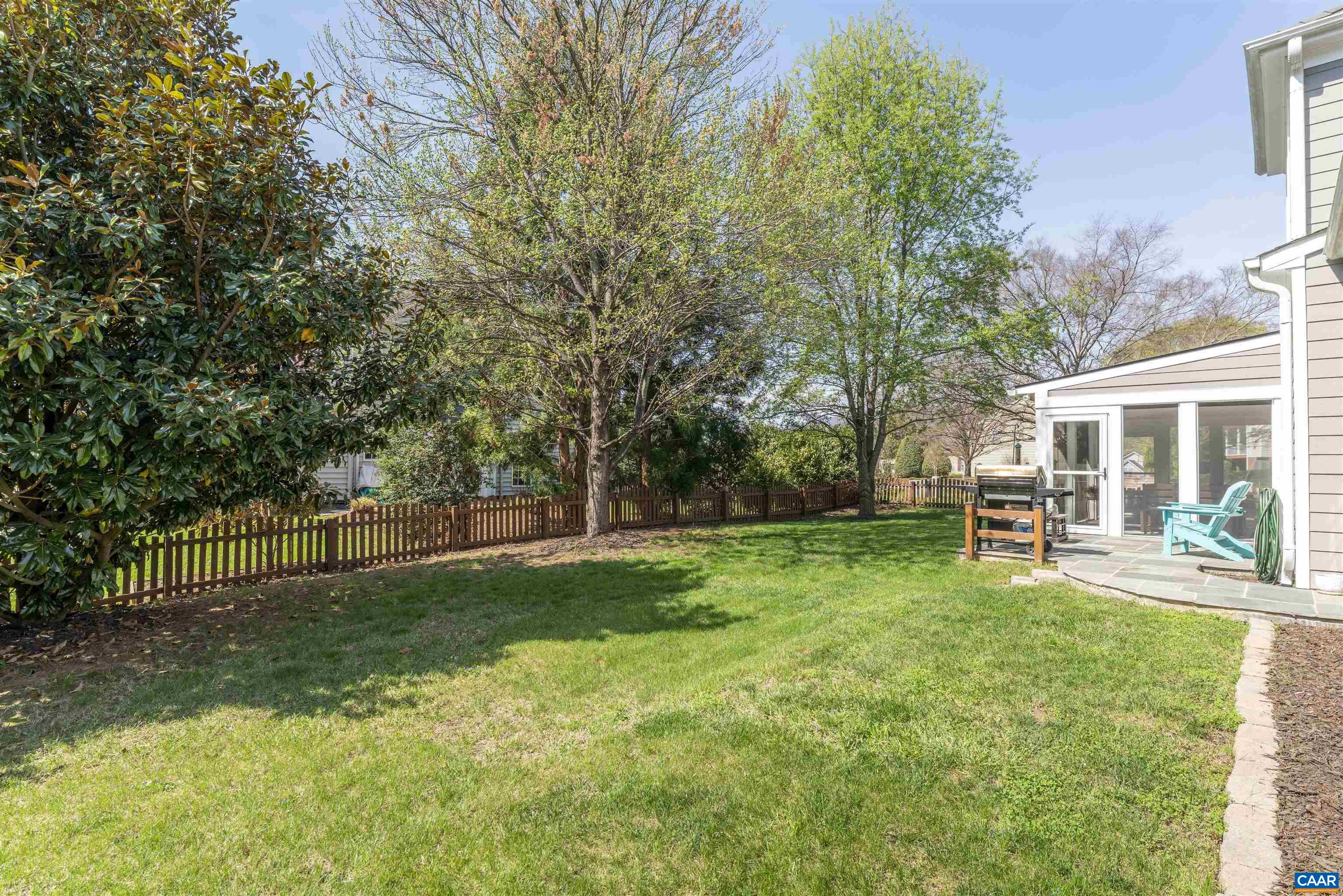 212 GRAYROCK DR