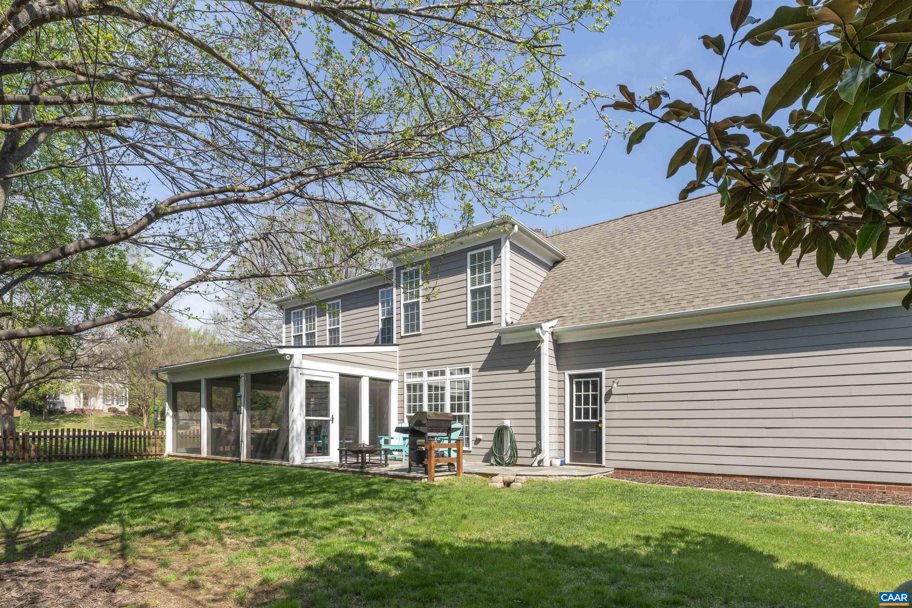 212 GRAYROCK DR