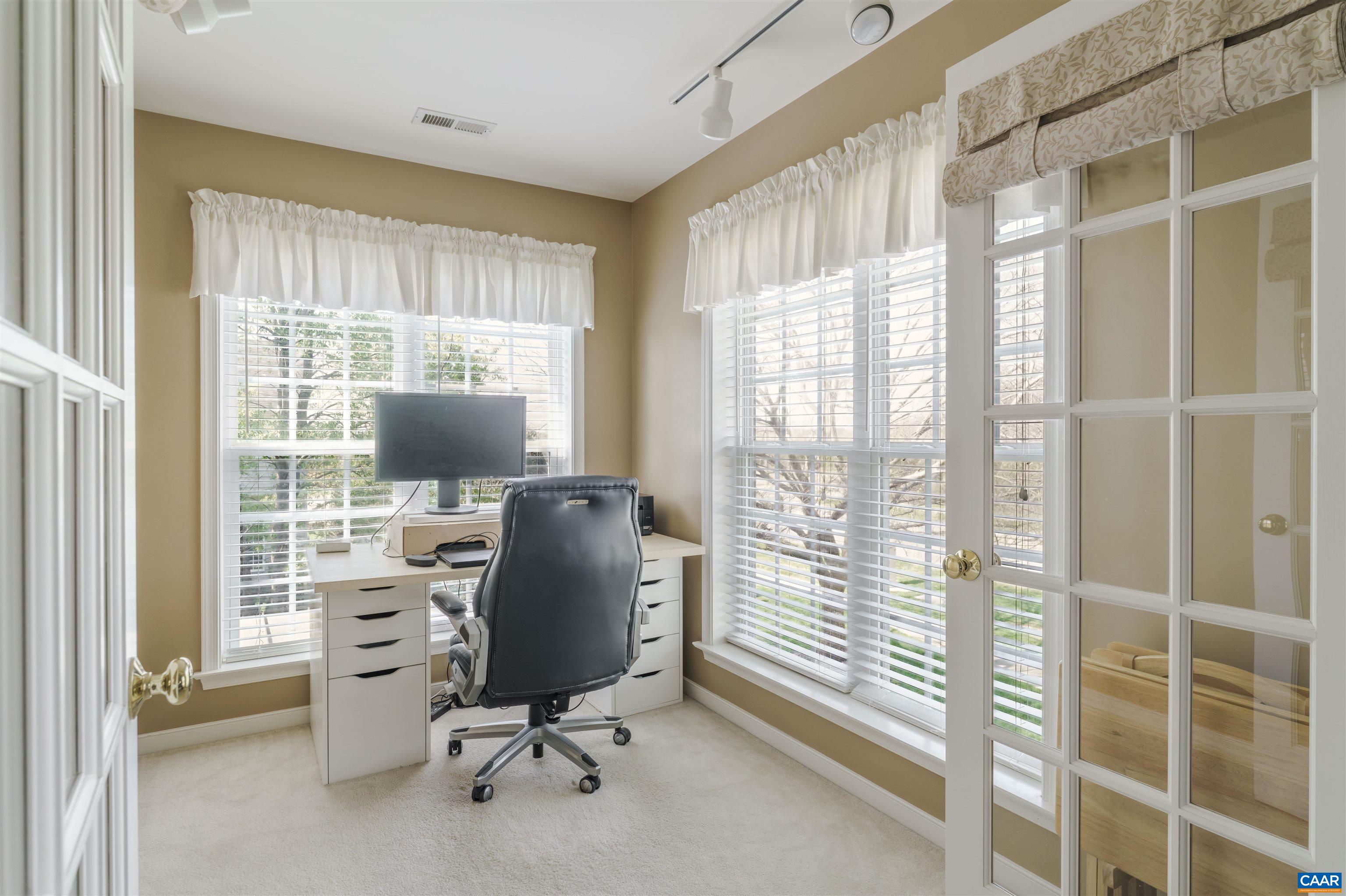 212 GRAYROCK DR
