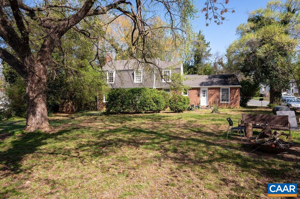 2401 FONTAINE AVE