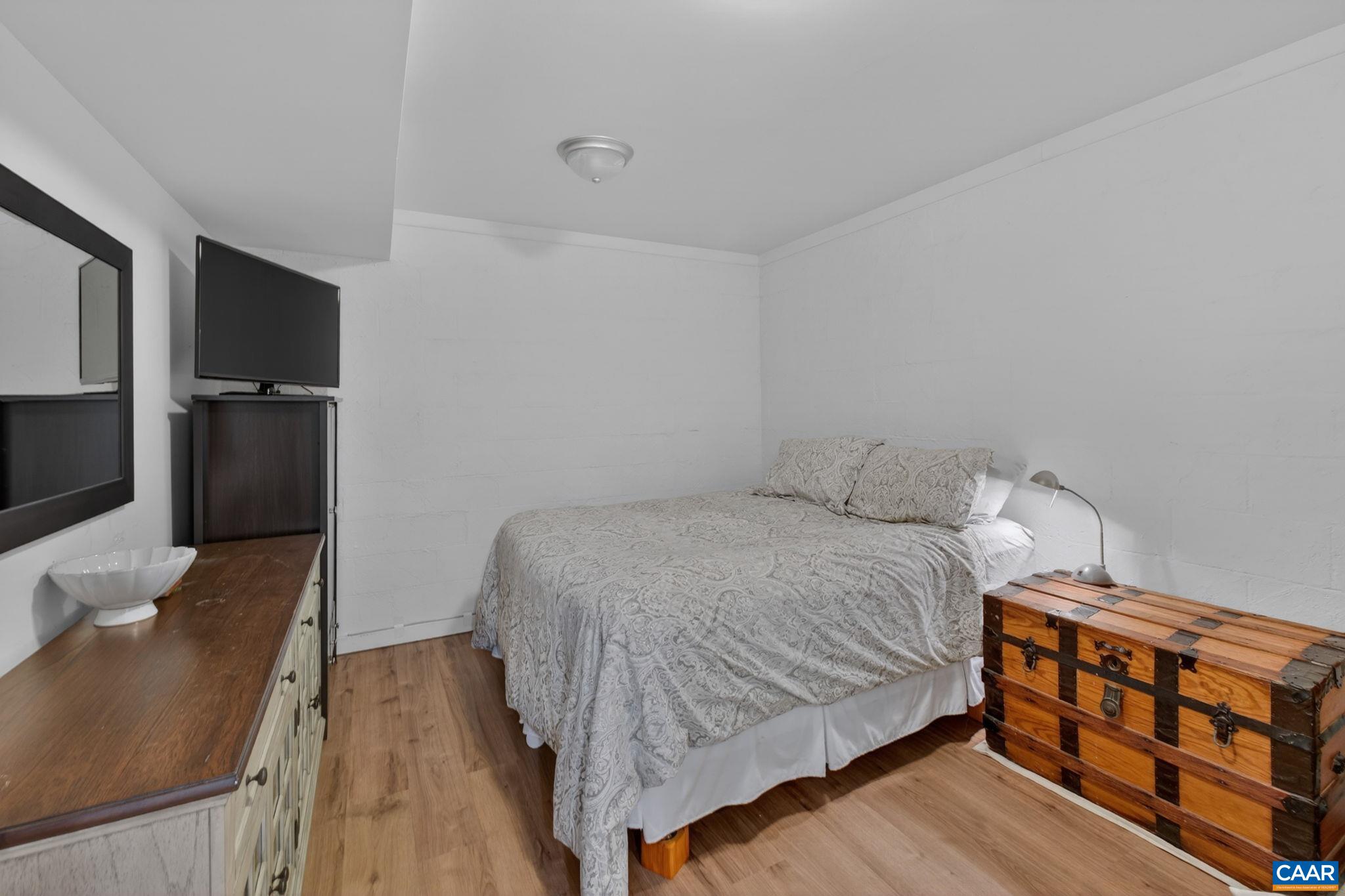 128 N BENNINGTON RD