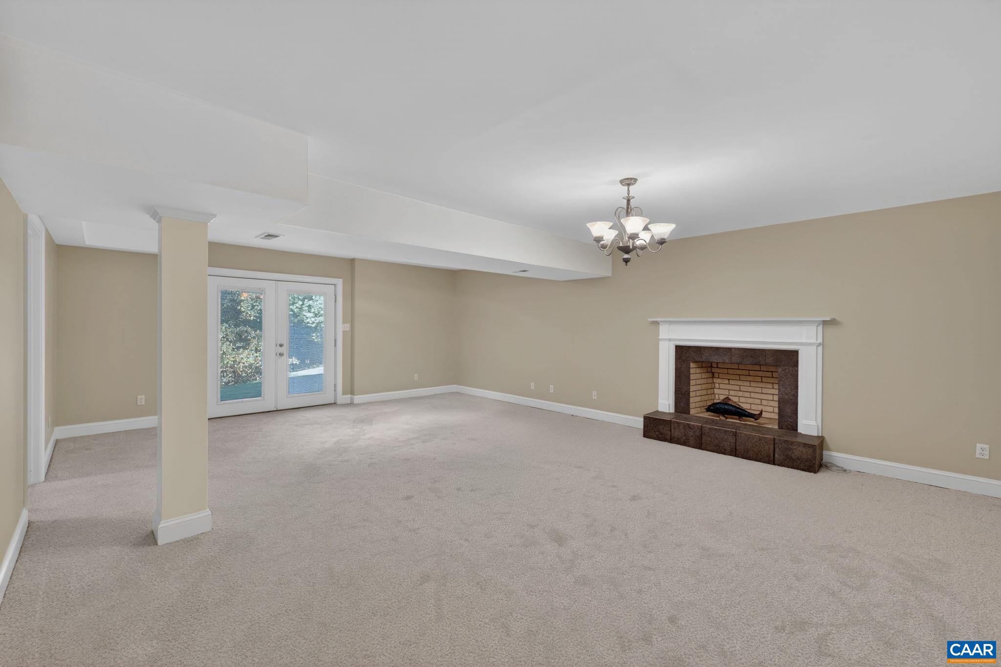 446 PEACOCK DR