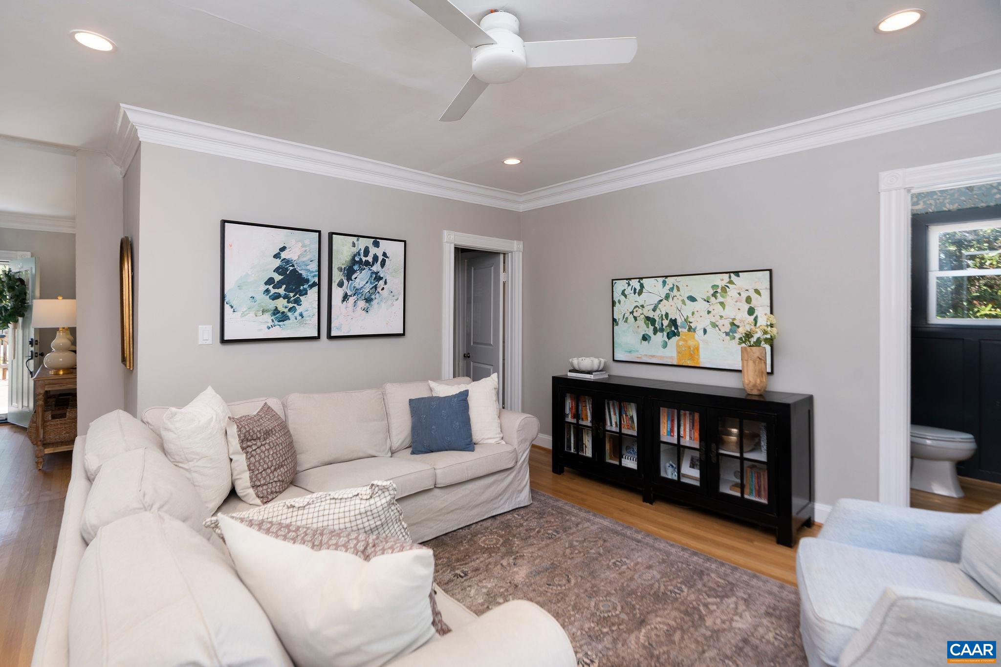 902 SAINT CLAIR AVE