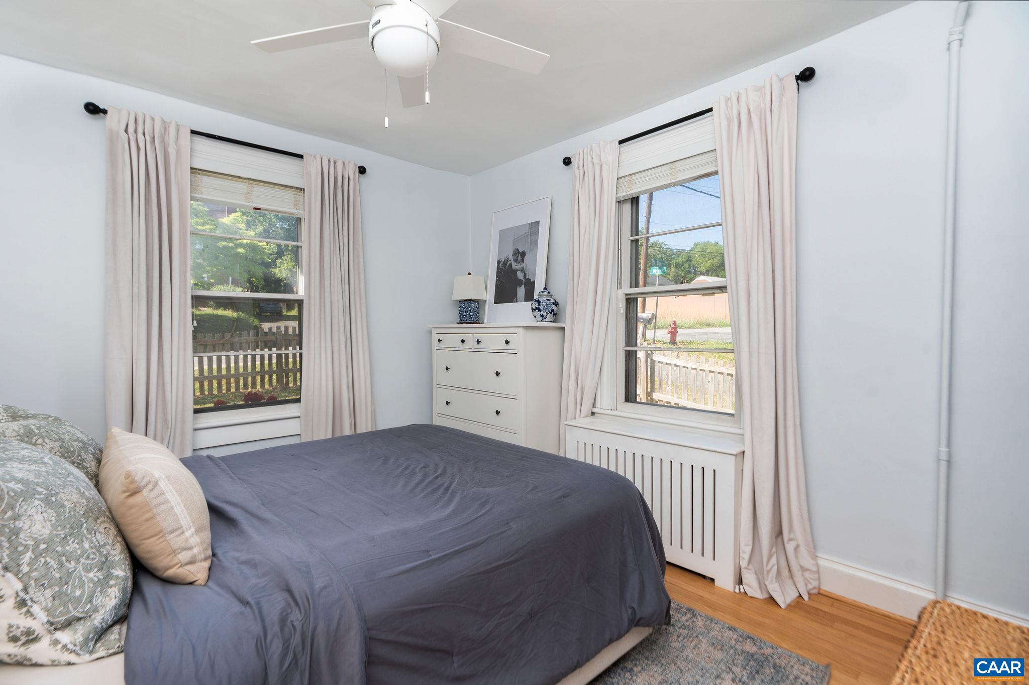 902 SAINT CLAIR AVE