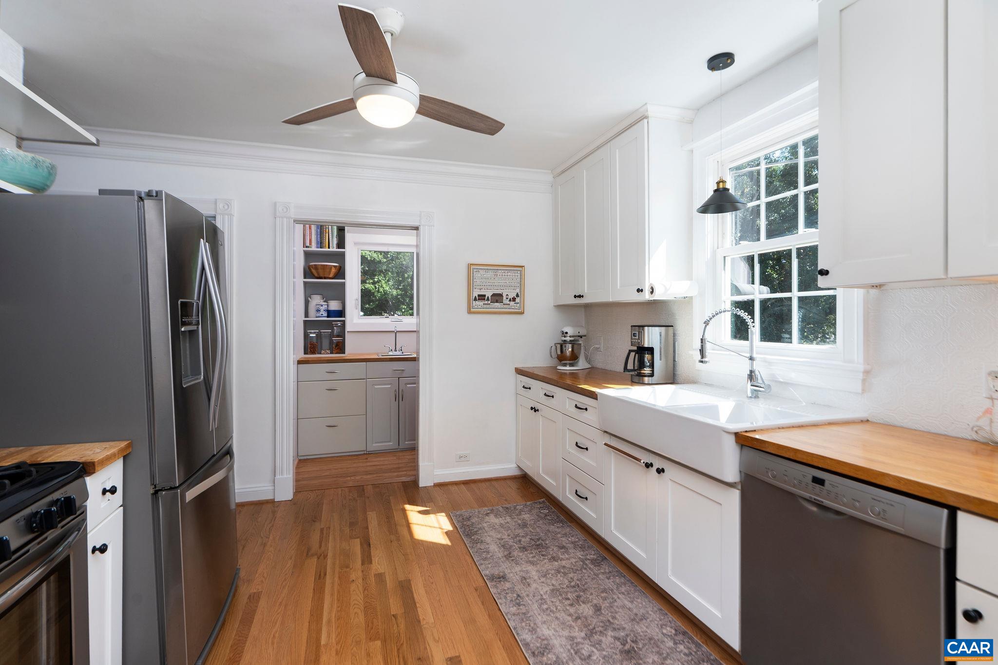 902 SAINT CLAIR AVE