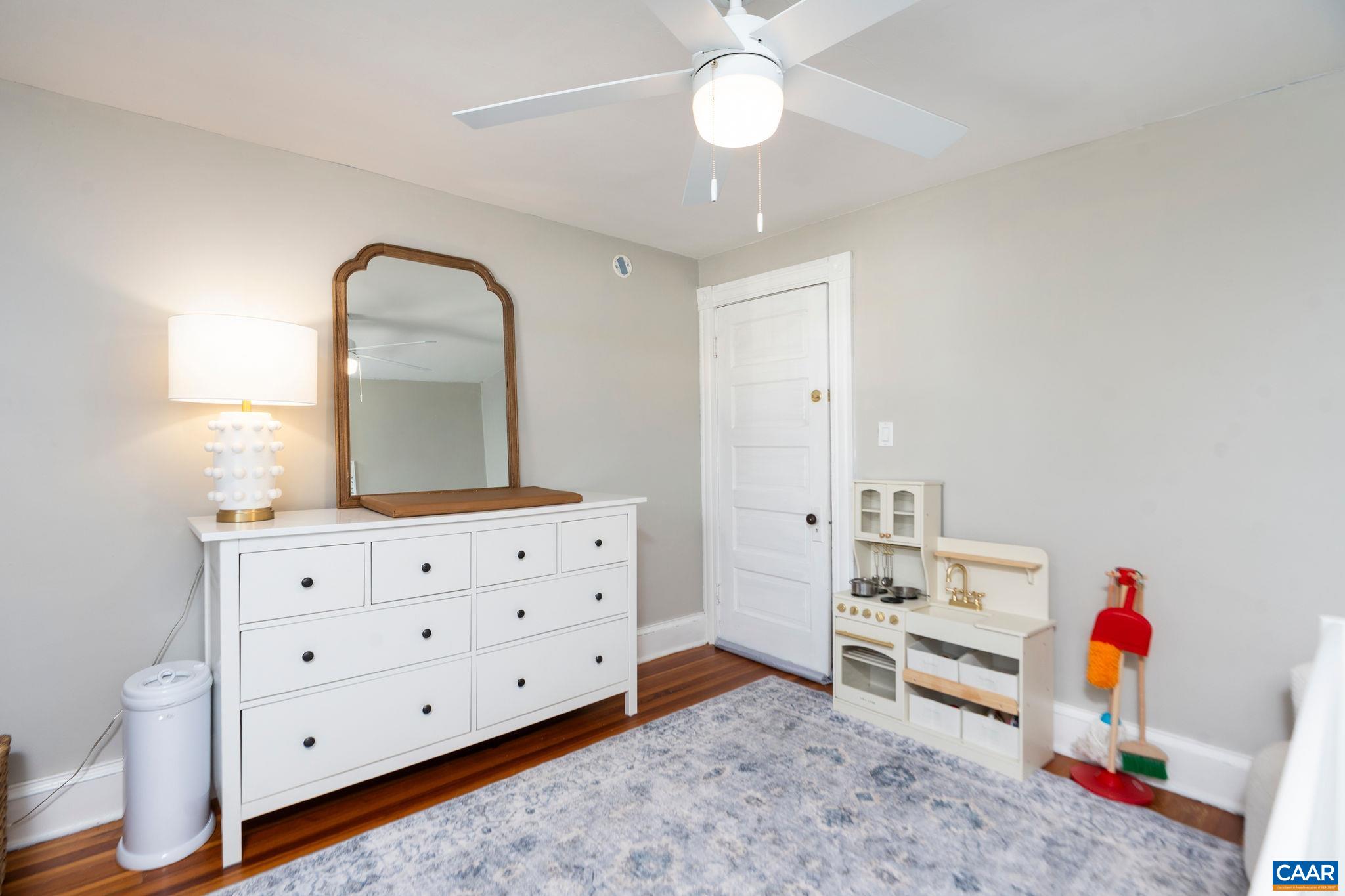 902 SAINT CLAIR AVE