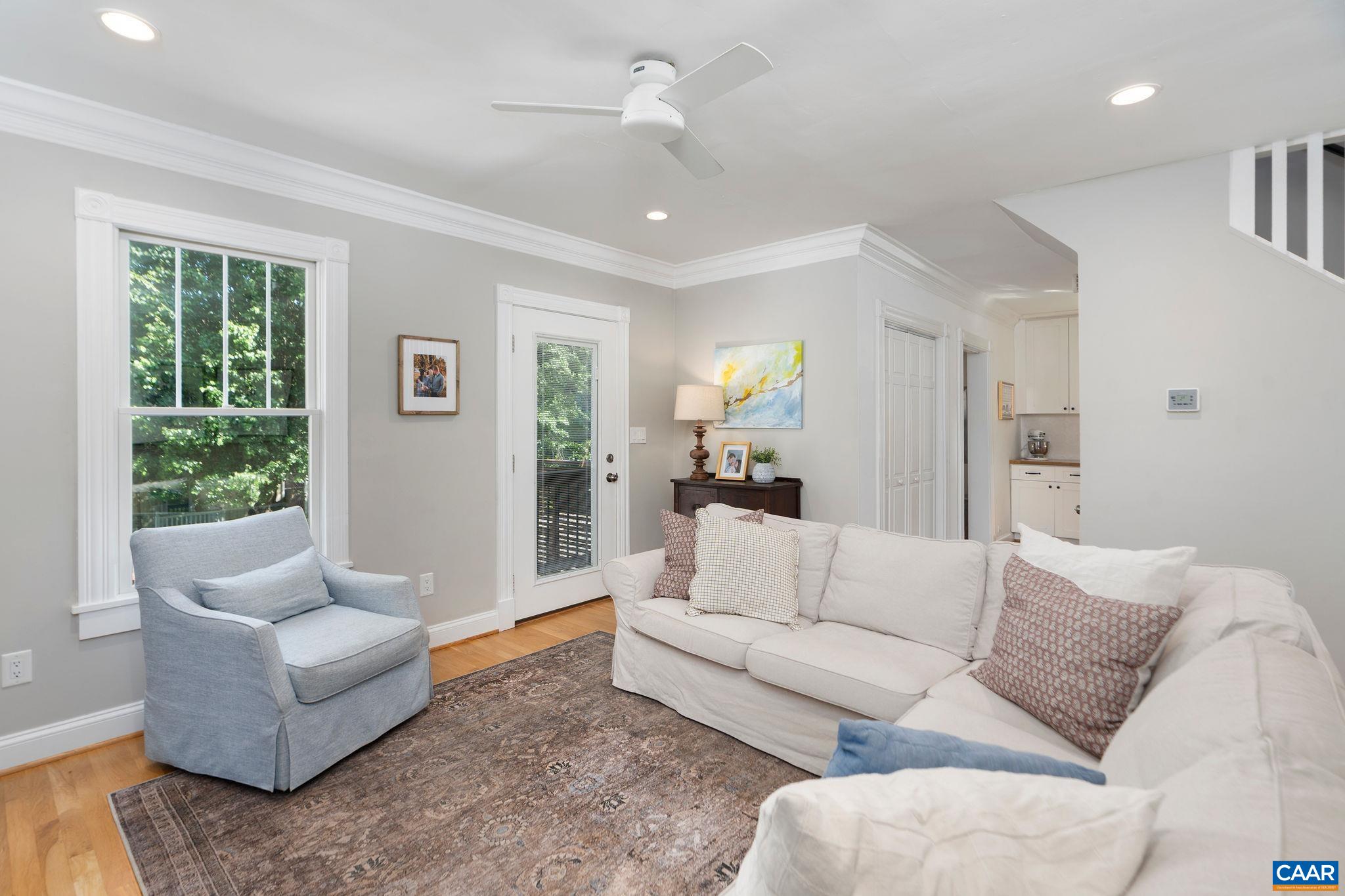 902 SAINT CLAIR AVE