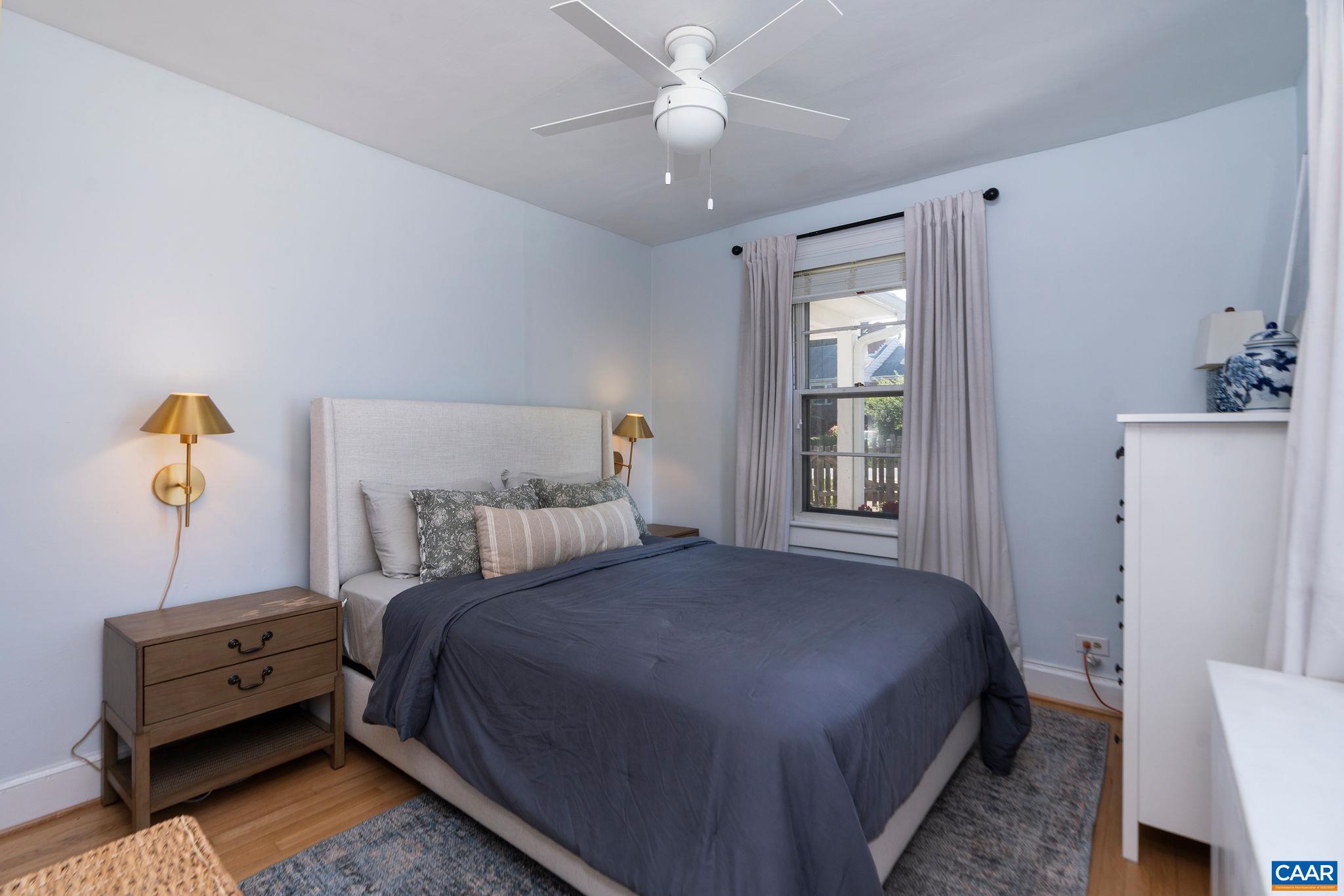 902 SAINT CLAIR AVE