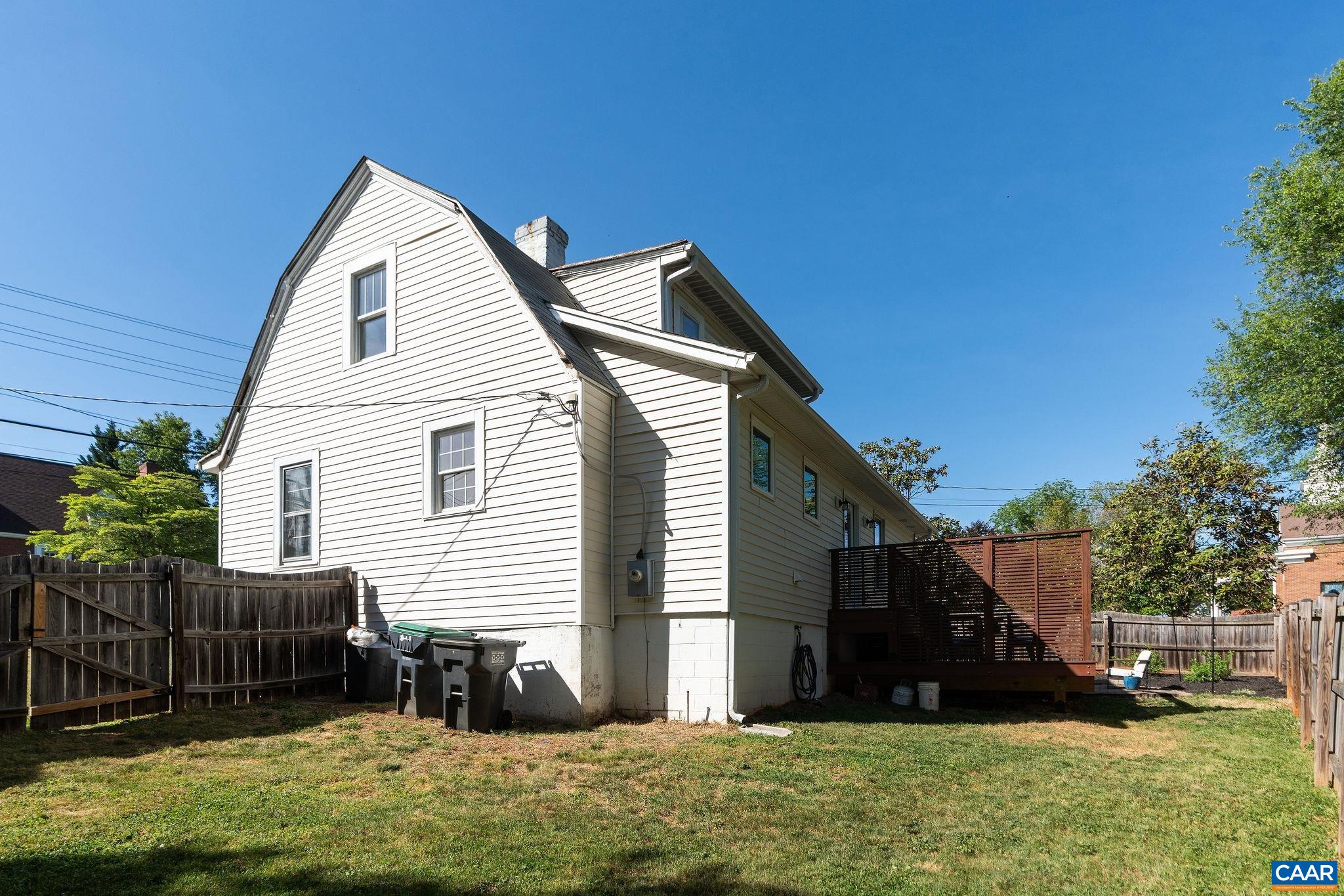 902 SAINT CLAIR AVE