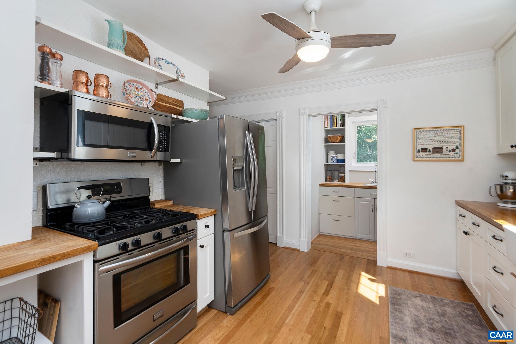 902 SAINT CLAIR AVE