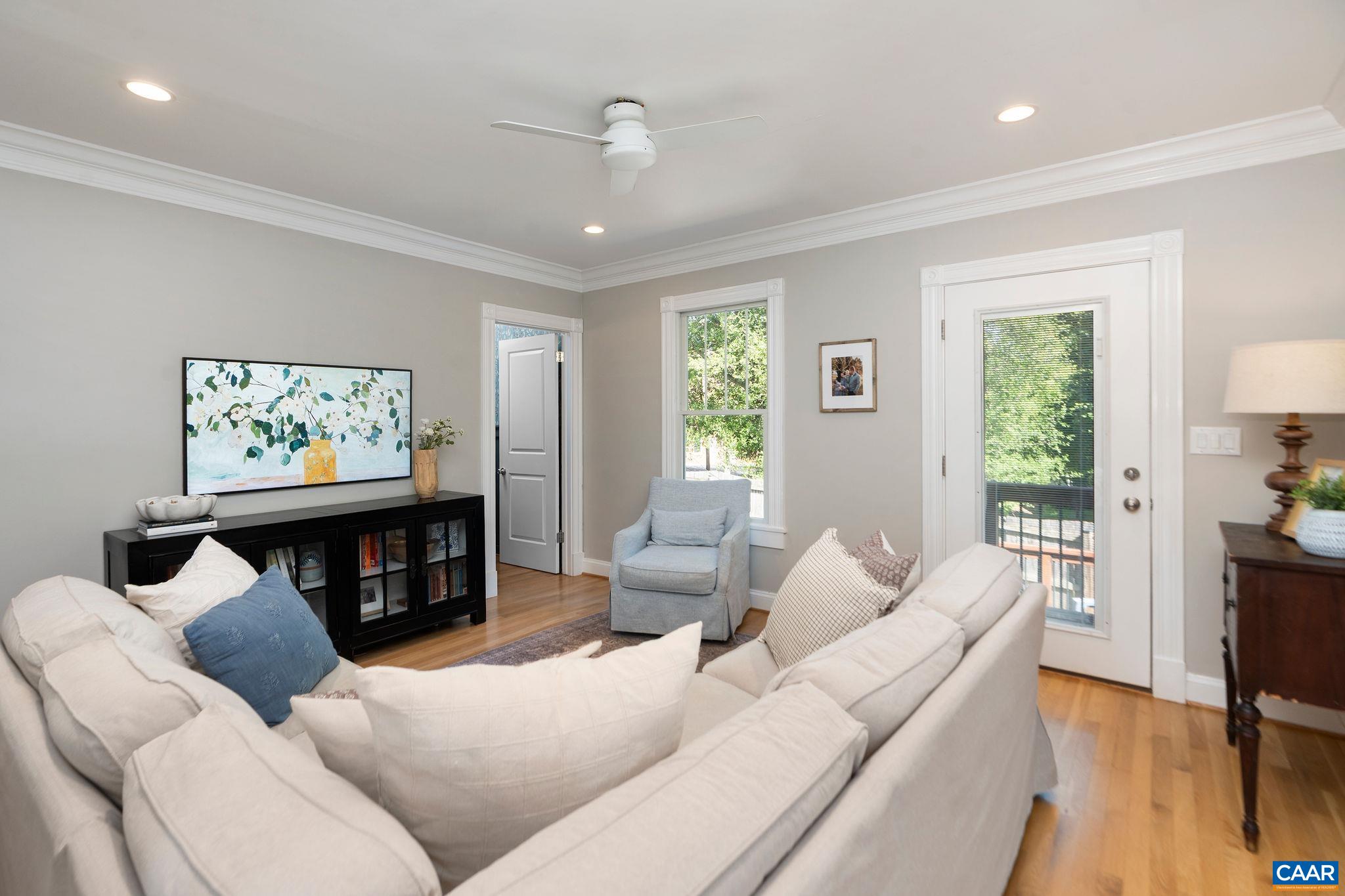 902 SAINT CLAIR AVE