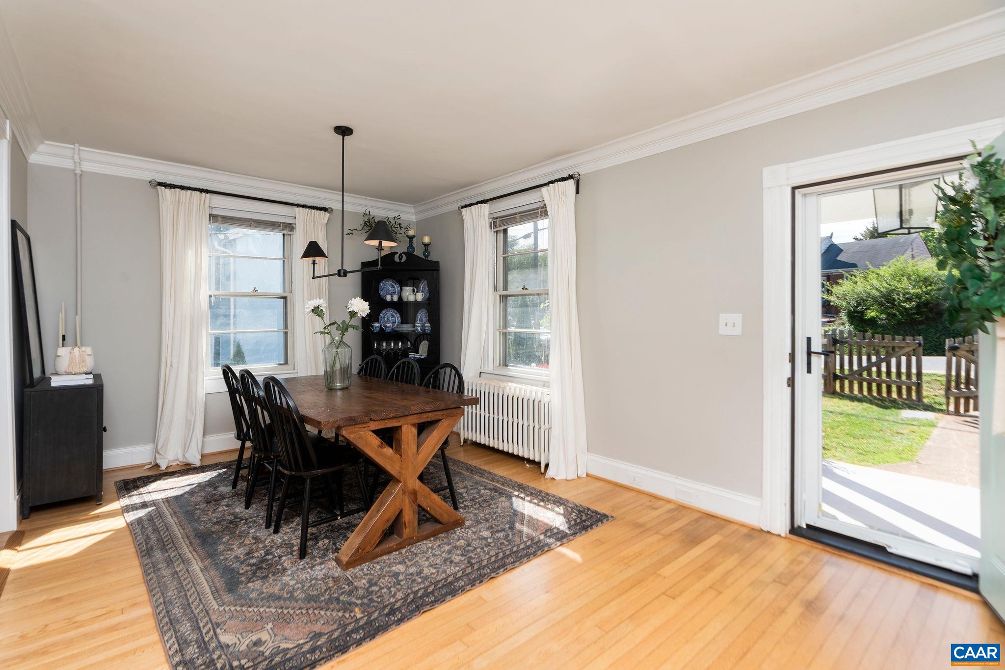 902 SAINT CLAIR AVE