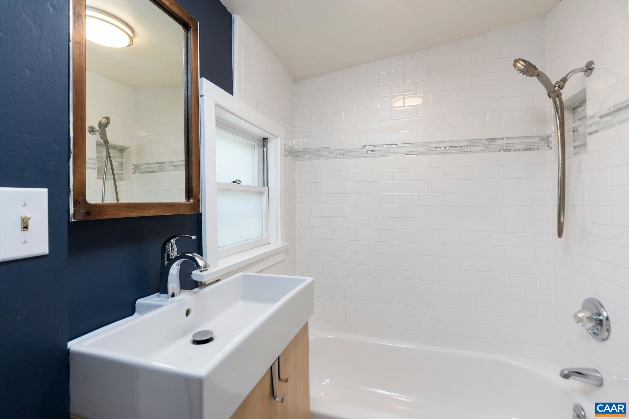902 SAINT CLAIR AVE