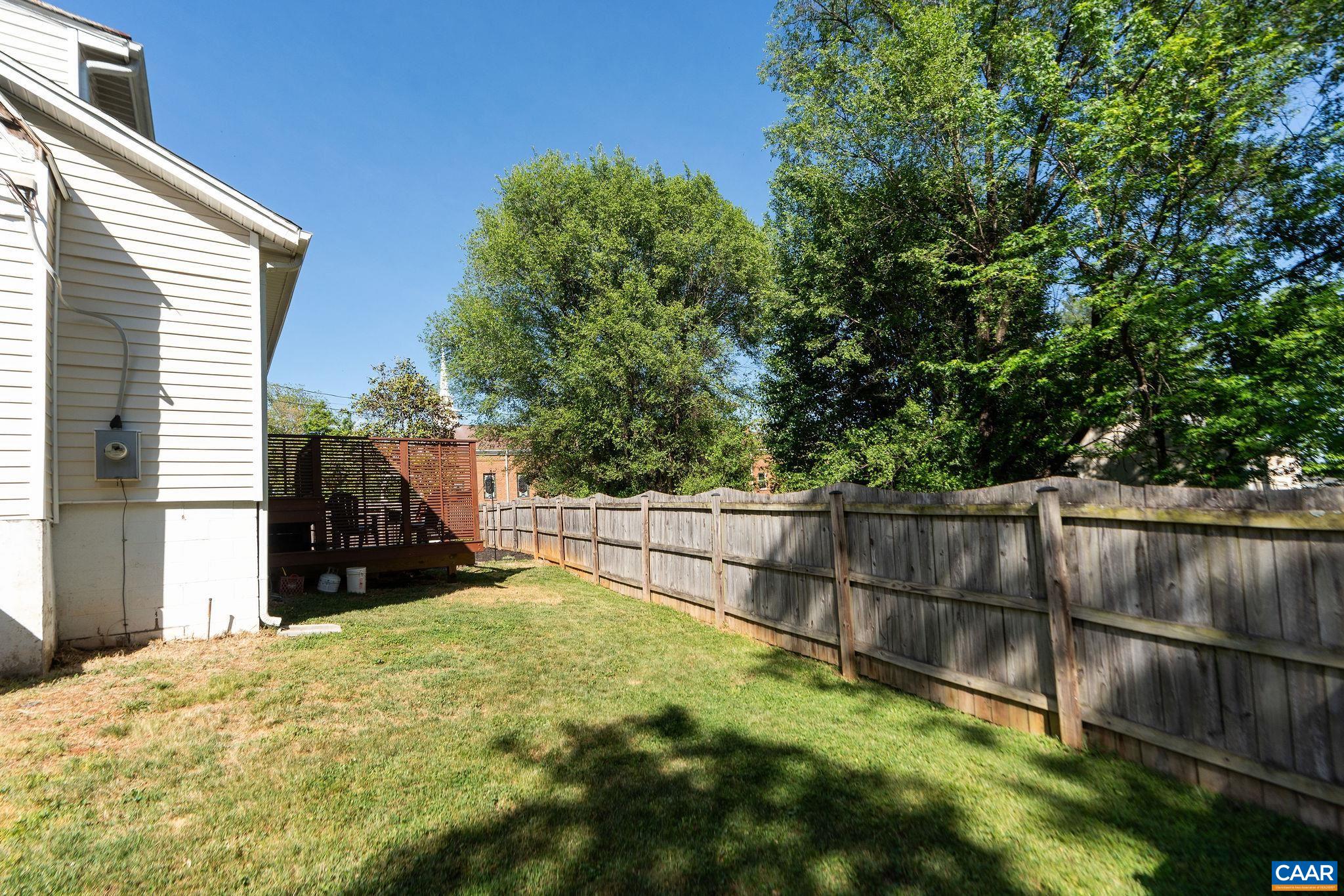 902 SAINT CLAIR AVE