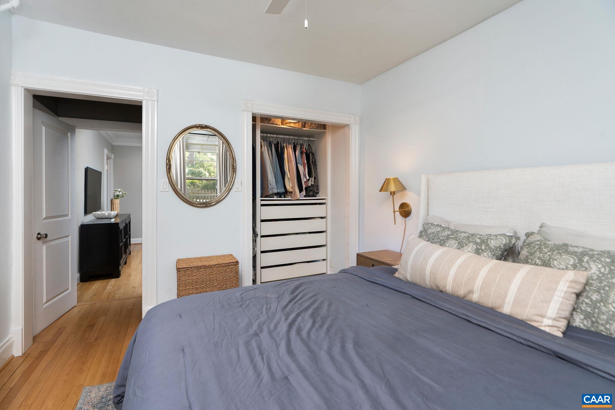 902 SAINT CLAIR AVE