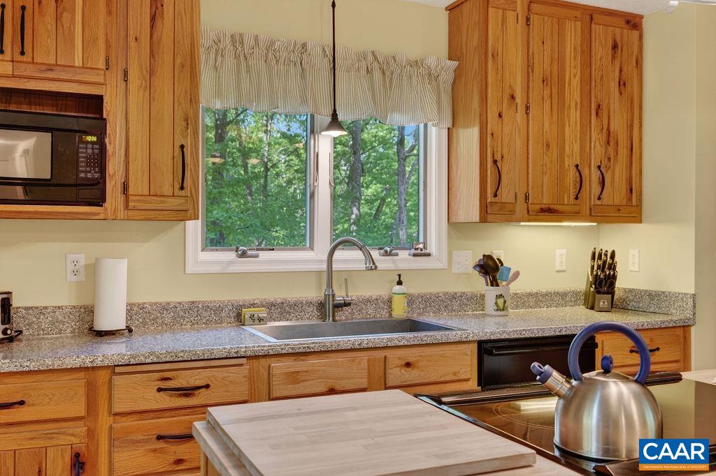 93 HONEY LOCUST LN