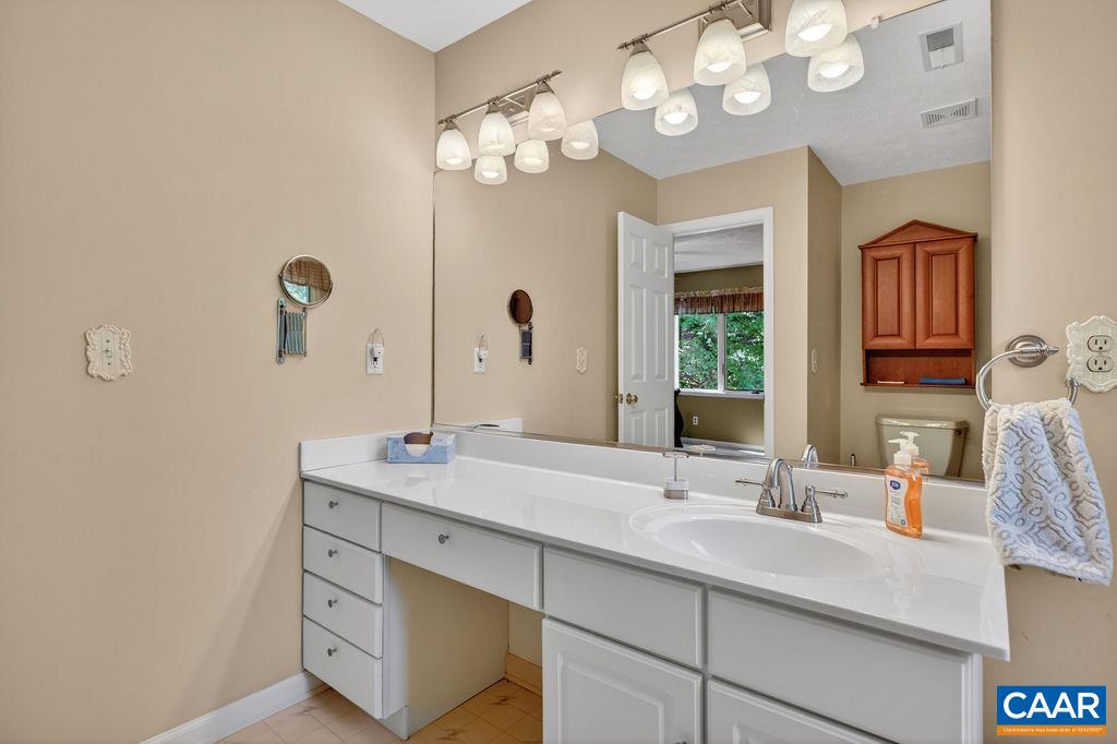 93 HONEY LOCUST LN