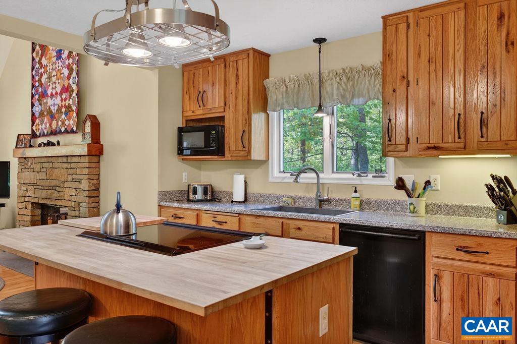 93 HONEY LOCUST LN