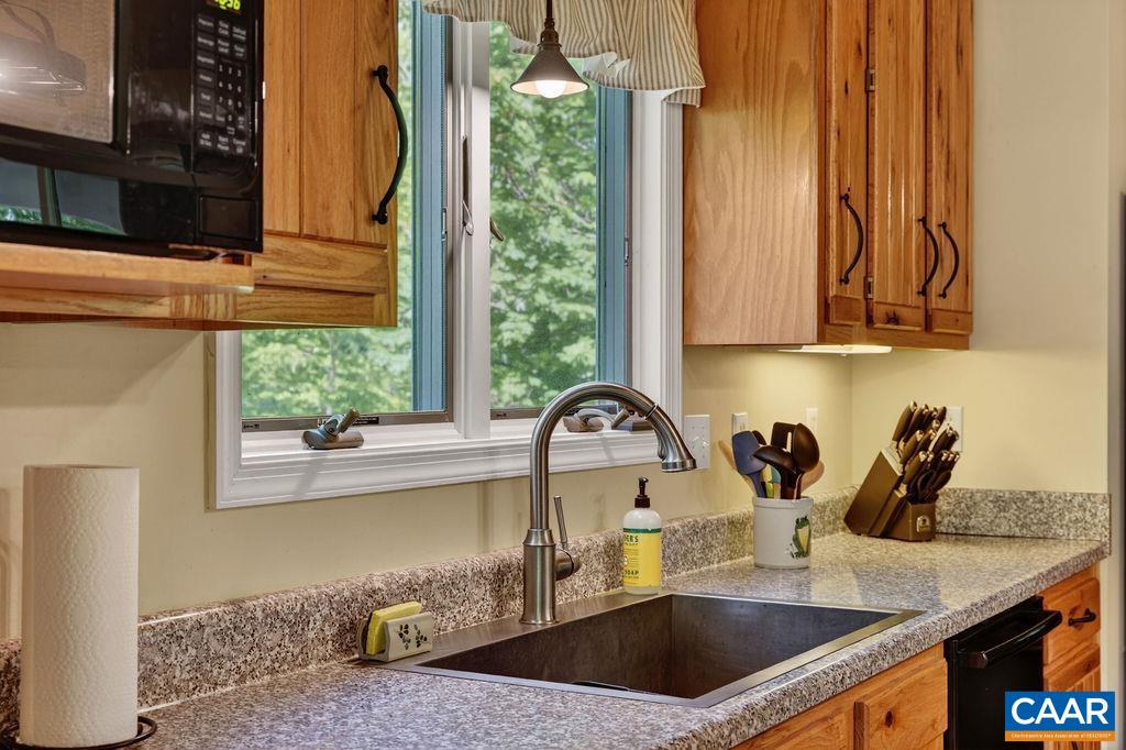 93 HONEY LOCUST LN
