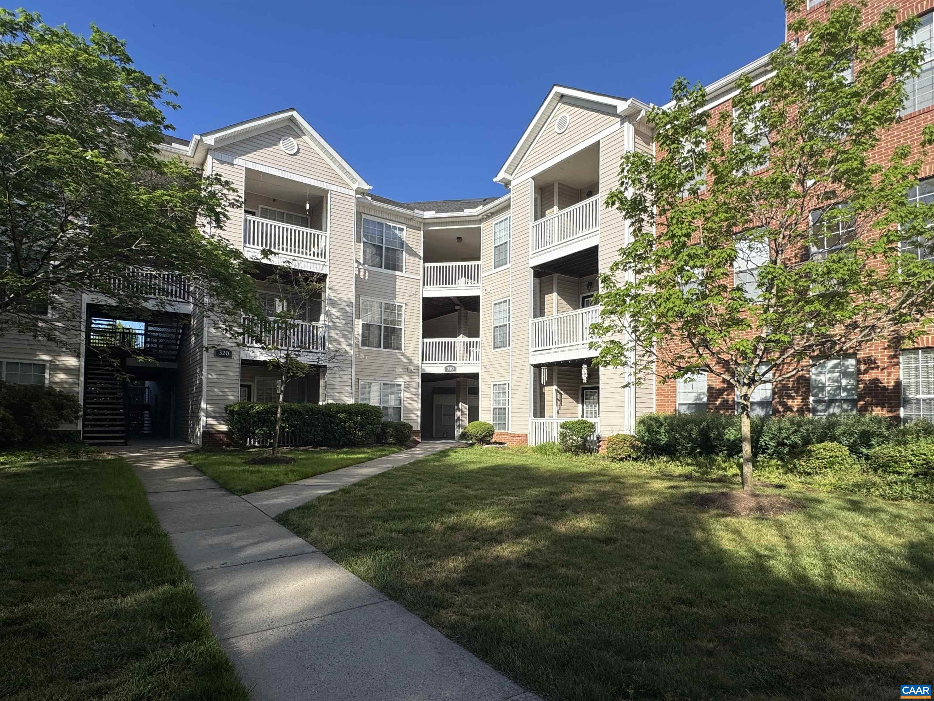 300 RIVERBEND DR Unit: 2A