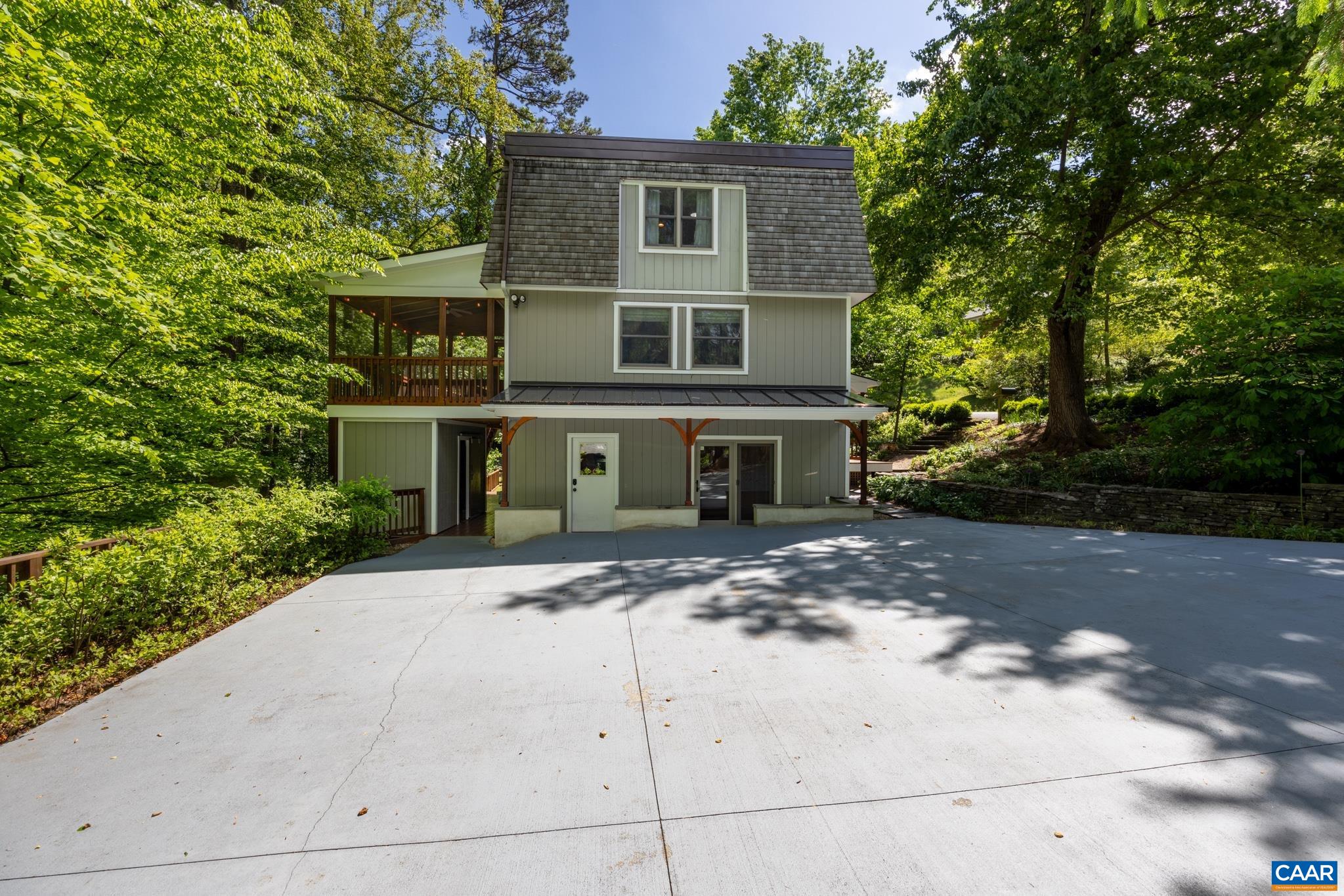 1832 YORKTOWN DR
