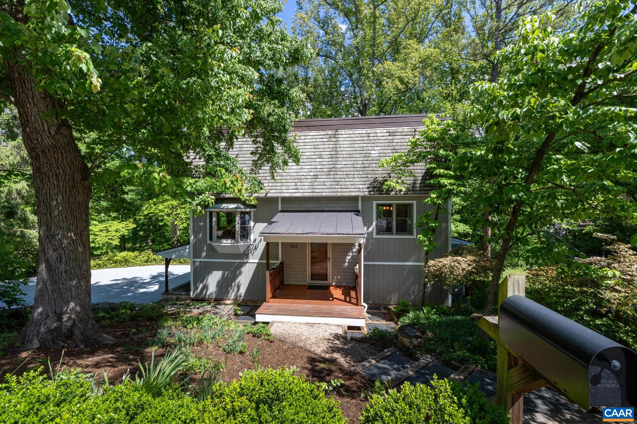 1832 YORKTOWN DR