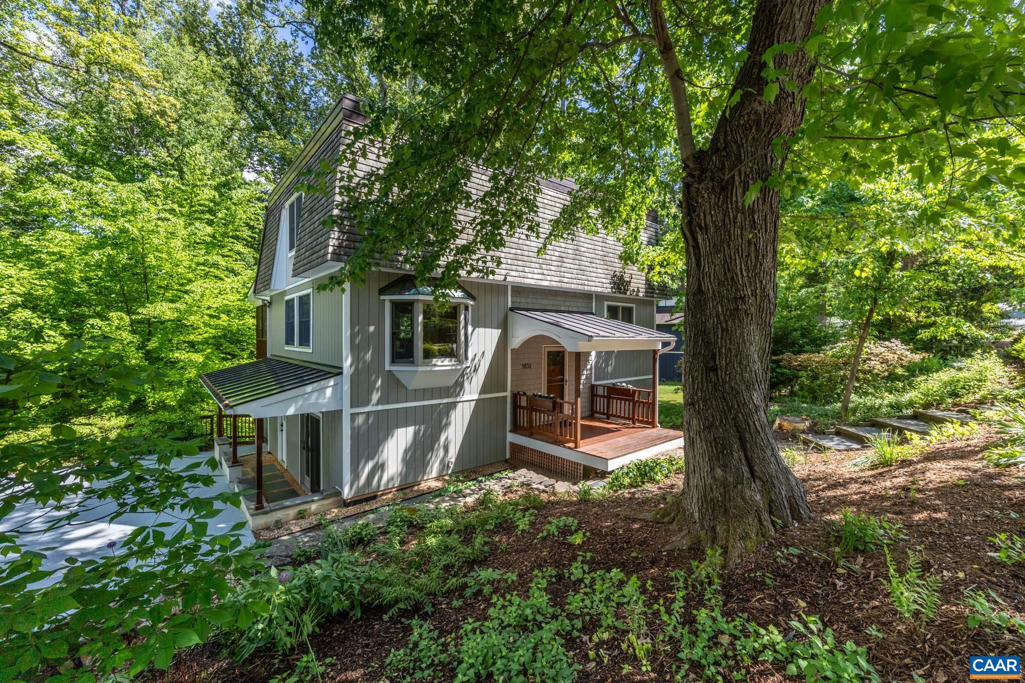 1832 YORKTOWN DR