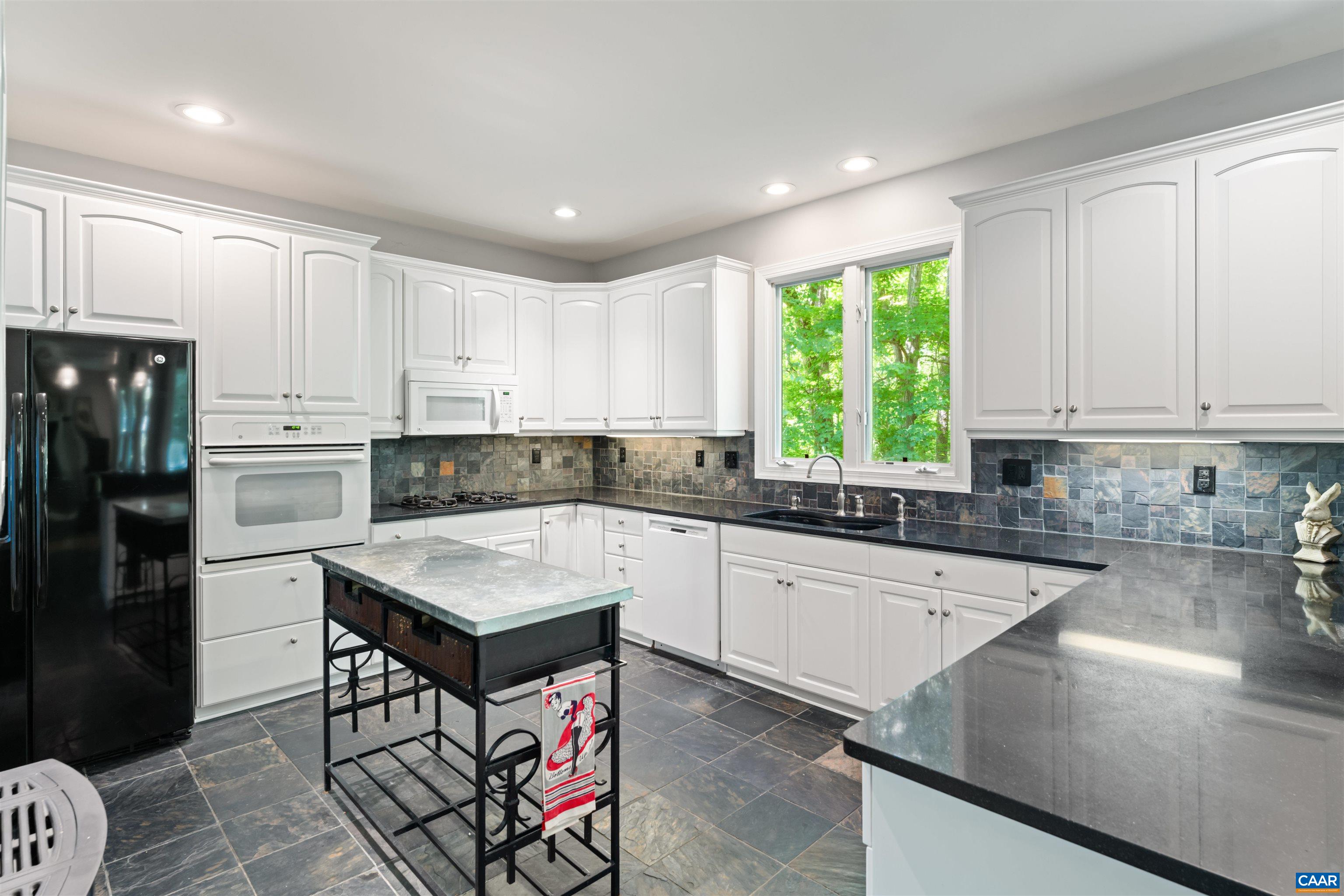 912 KING WILLIAM DR