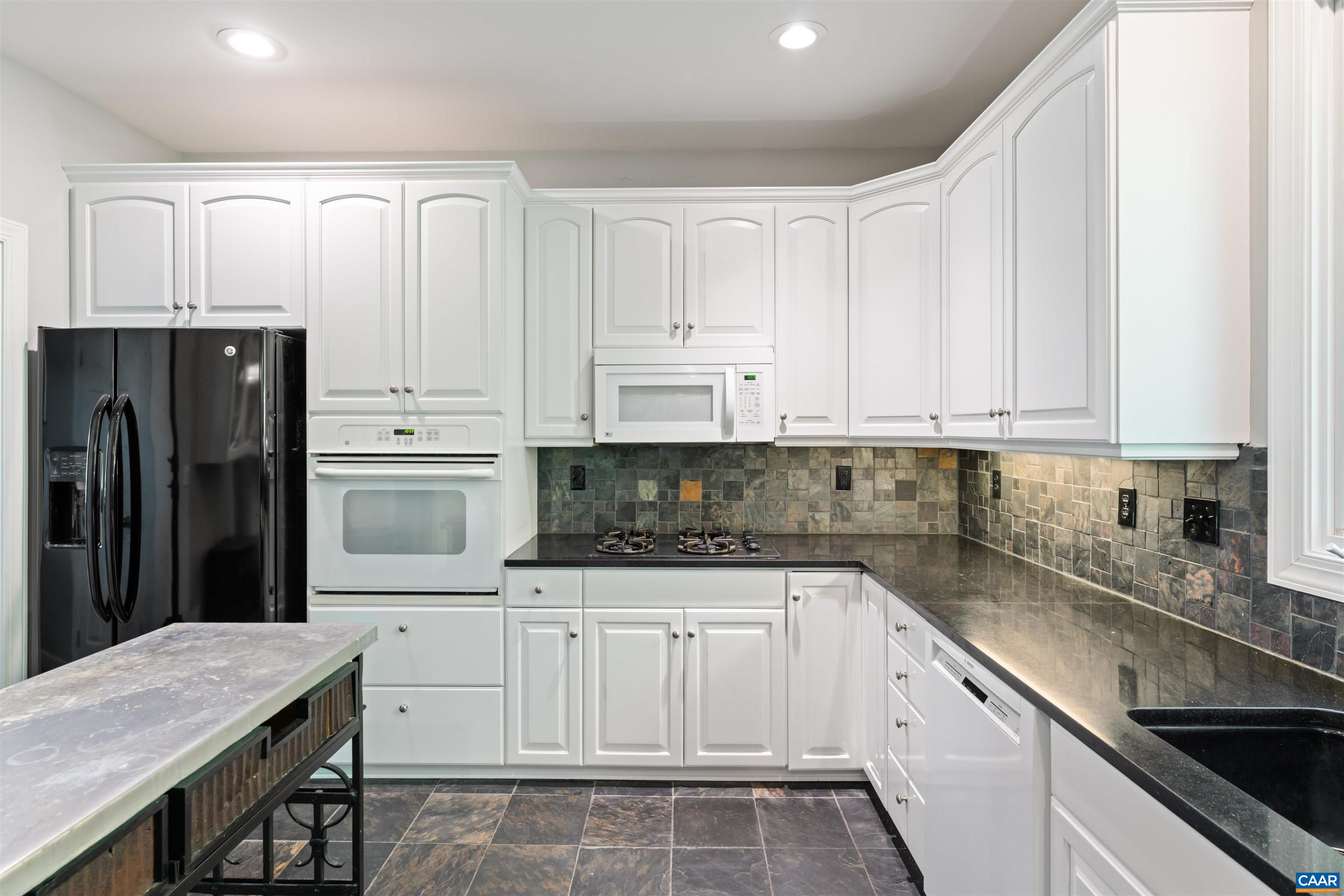 912 KING WILLIAM DR