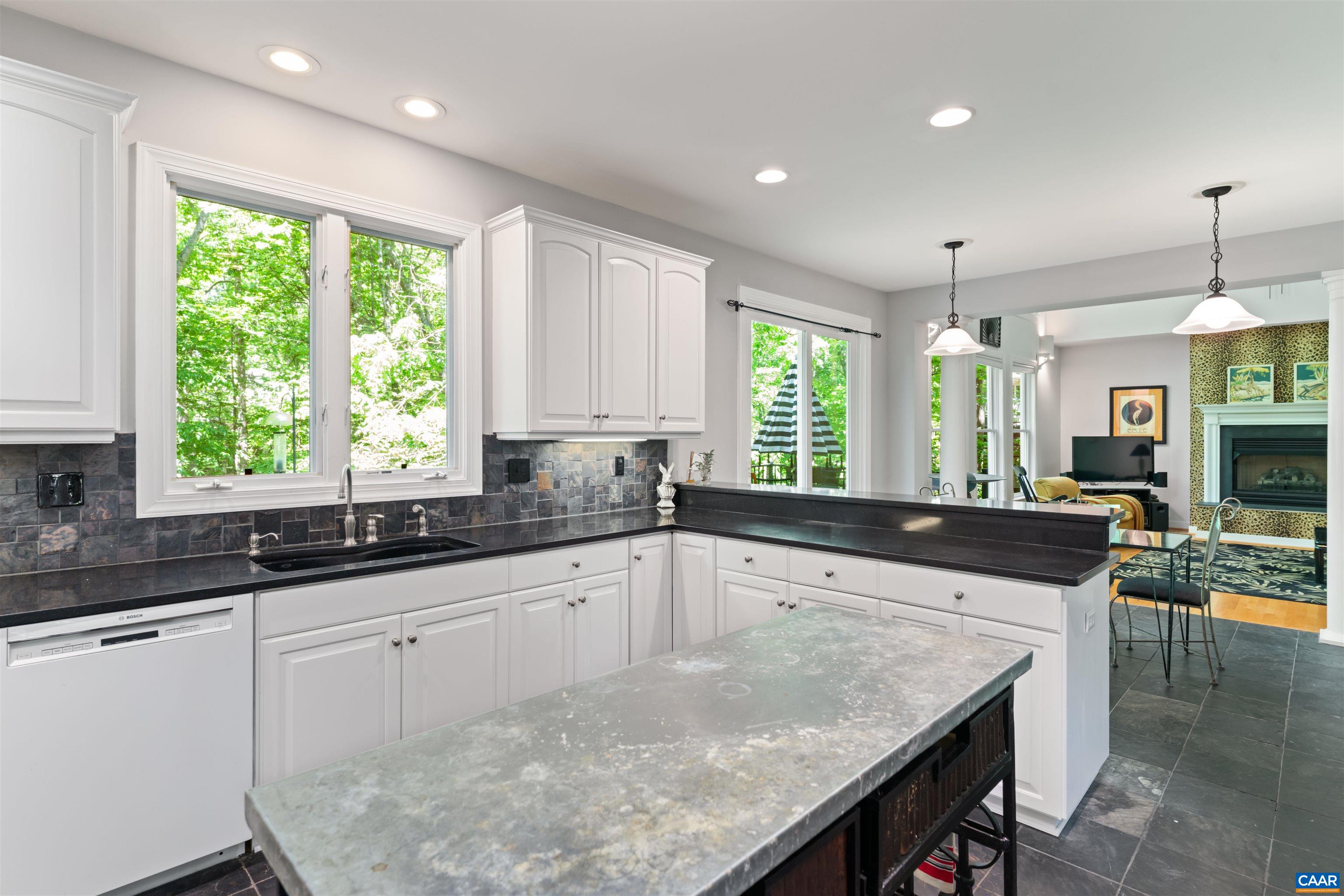 912 KING WILLIAM DR