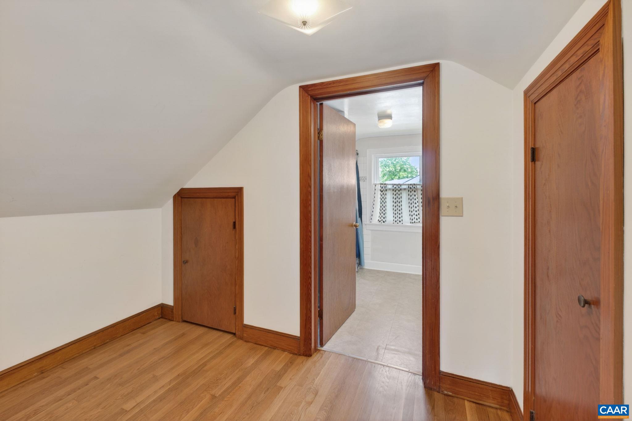 1023 FOREST HILLS AVE
