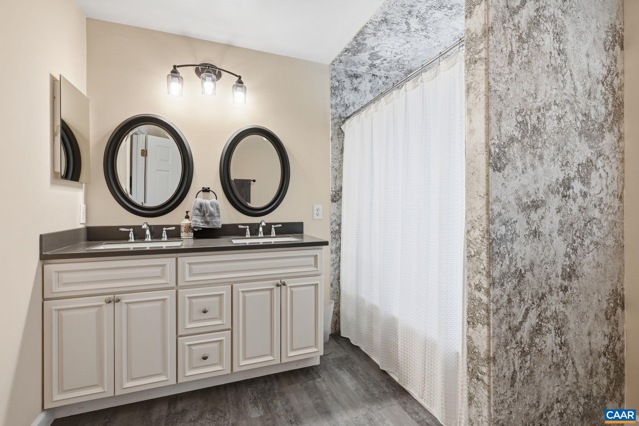 172 GLEBE LN