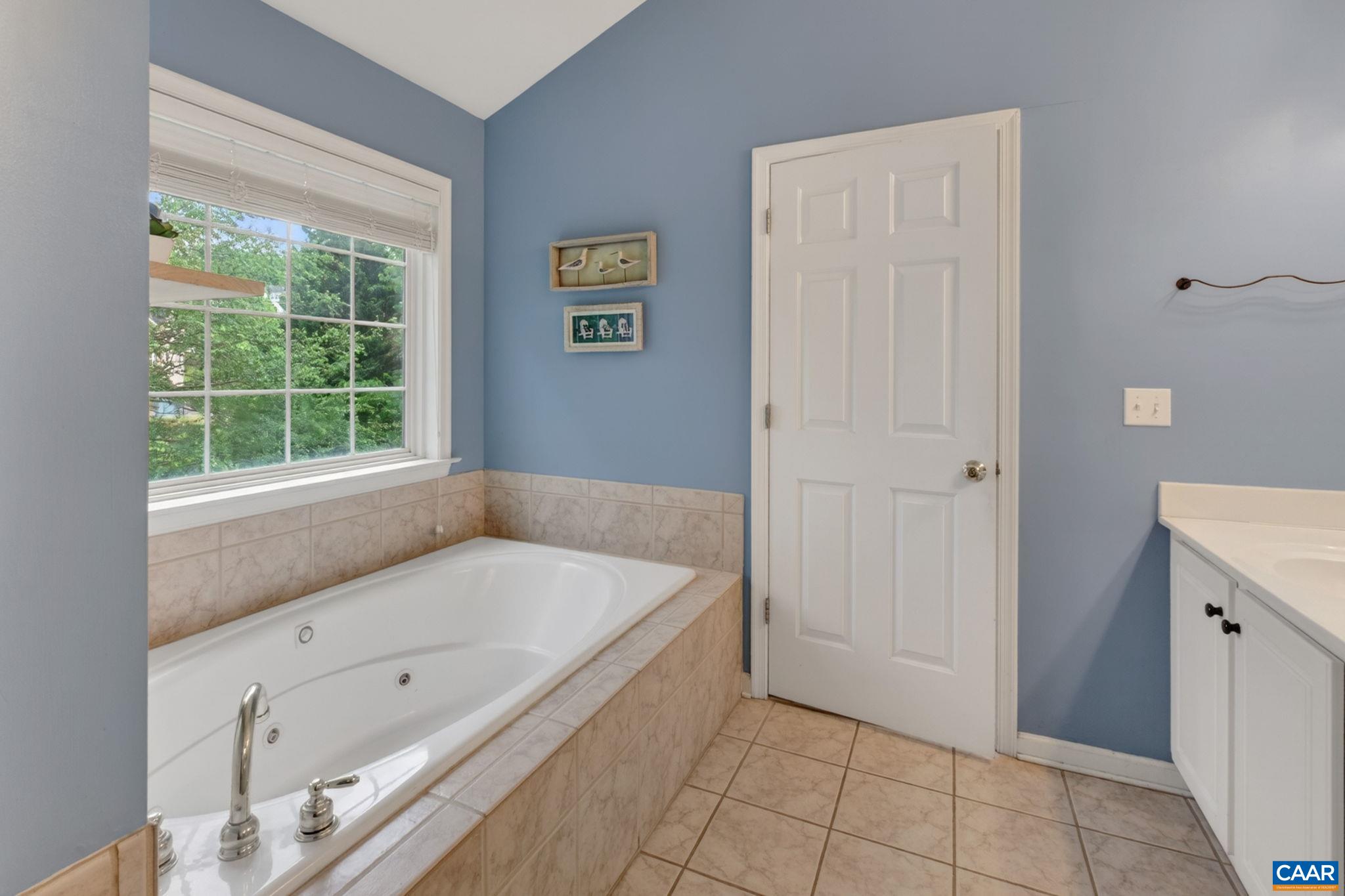 1086 OLYMPIA DR