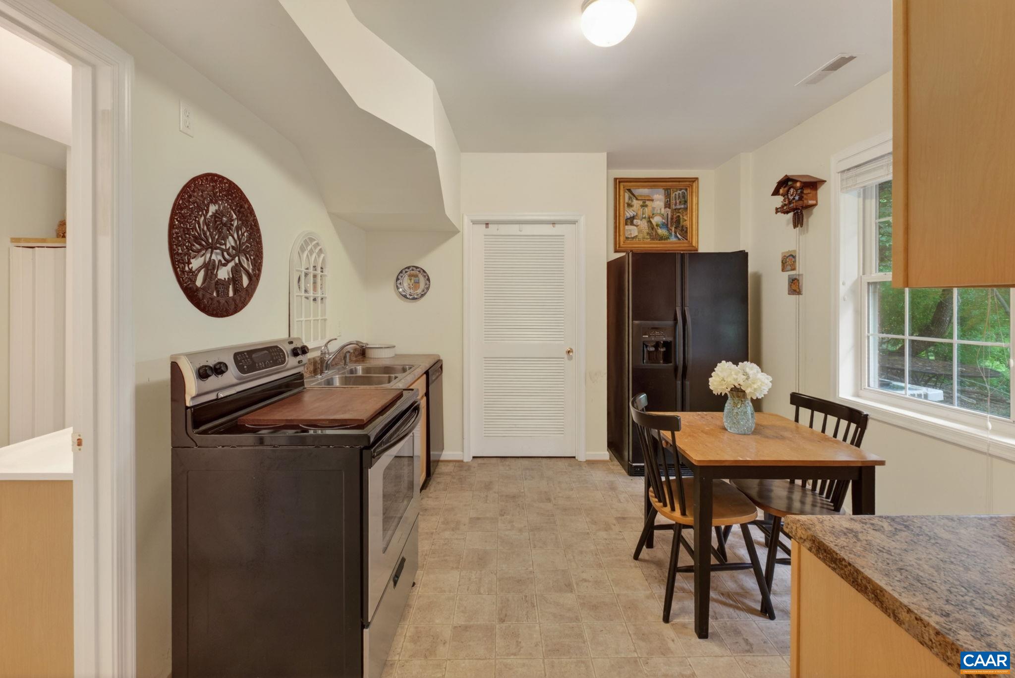 1086 OLYMPIA DR