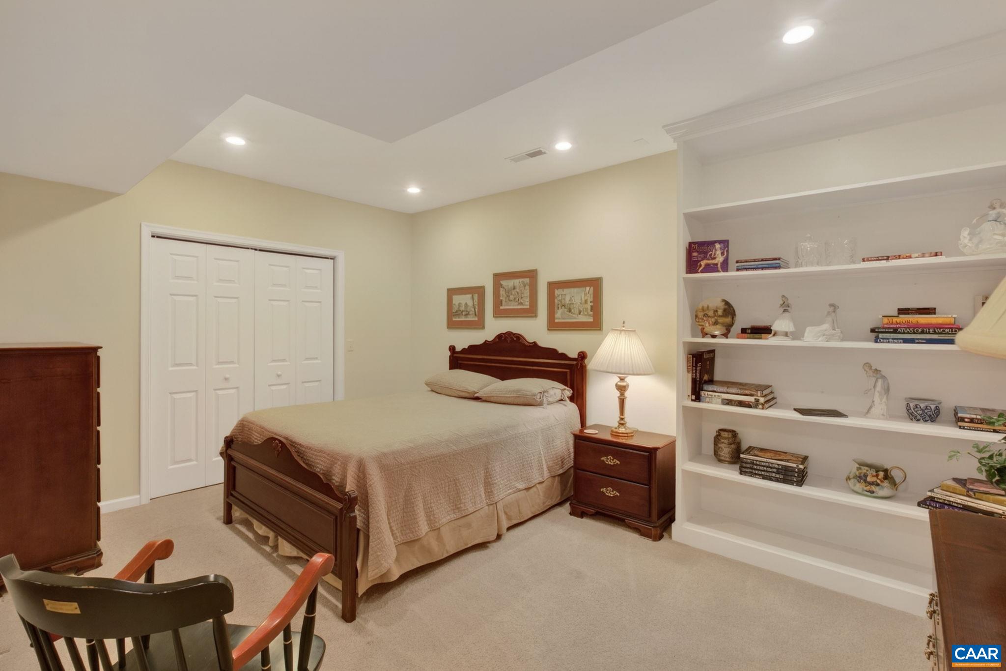 1086 OLYMPIA DR